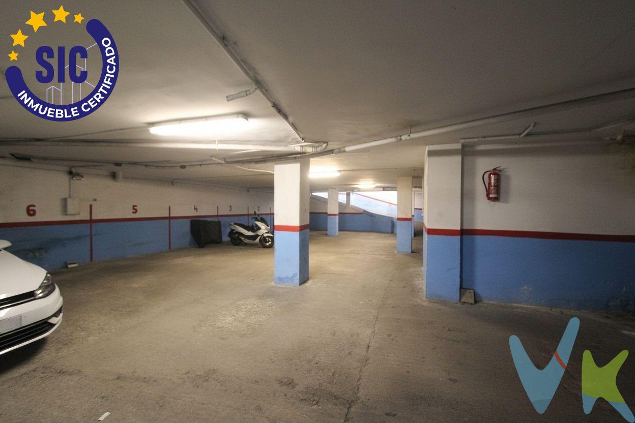 Plaza de garaje, ideal para coche mediano o grande (altura estándar, no todoterreno, no furgoneta alta), situada en primer subsuelo. Cuenta con suficiente espacio para maniobrar, lo que facilita el aparcamiento. El acceso al garaje se realiza mediante rampa que es la misma de entrada y salida, y dispone de puerta automática, aportando comodidad y seguridad. Ubicación estratégica en una zona bien comunicada. No dejes pasar esta oportunidad. Para más información o concertar una visita, llámanos sin compromiso. VENTA:. PVP 12.500€.  Gastos e impuestos no incluidos en el precio. La compra conlleva impuestos y gastos de formalización para el comprador. A título orientativo se informa que en segundas transmisiones el  ITP  con carácter general en  Valencia  es del  10%, pudiendo existir otros tipos impositivos atendiendo a  las circunstancias  personales del comprador u otras circunstancias previstas legalmente. Base imponible del impuesto el mayor valor entre el precio de compraventa, la tasación o el valor de referencia catastral. En cuanto a los gastos de  notaría y registro, en su caso,  suelen oscilar aprox; entre 1,5% y 2,5% (aranceles variables según precio, n.º de copias y complejidad). El comprador elige notario. Si el comprador precisase de  hipoteca: tasación, condiciones y costes bancarios serán según entidad elegida por el comprador, así como los gastos de gestoría, y cualesquiera otros gastos inherentes a la formalización de la compraventa que legalmente correspondan a la parte compradora, salvo pacto expreso en contrario con el vendedor. El consumidor tiene,  conforme a la normativa vigente, a su disposición información y documentación adicional relativa al inmueble y condiciones de la compraventa, que podrá ser consultada en C/Joaquín Costa 4, bajo 46005 Valencia o urbe2@remax.es. Honorarios de mediación inmobiliaria a cargo del  COMPRADOR: (3000€ del precio final de venta más IVA (21%), salvo otro pacto.); y  de VENDEDOR (según acuerdo con el mismo). . Se informa al consumidor que la agencia actúa como intermediaria inmobiliaria en la operación, estando cualquier eventual compraventa y sus condiciones sujeta a la aceptación expresa del propietario-vendedor y a la posterior formalización del correspondiente contrato.