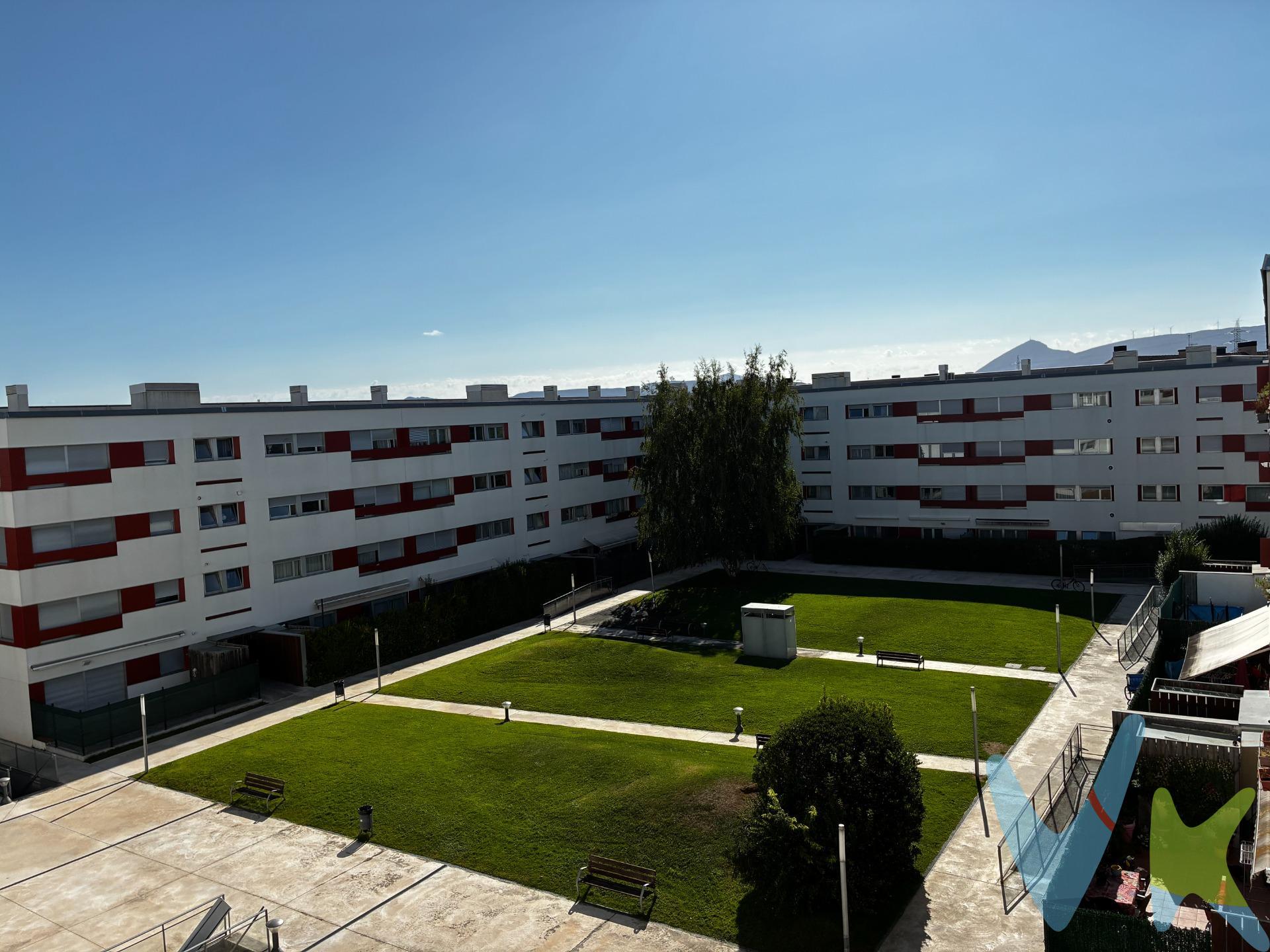 ¡En Venta! Estupendo Piso muy luminoso en 3ª altura sin ascensor, con una superficie de 95 m² útiles, situado en la Urbanización Zizur, concretamente en la zona de Parque Los Olmos. Se trata de una urbanización completamente cerrada que cuenta con jardín comunitario y un estupendo parque donde poder disfrutar con tus hijos. La vivienda se compone de: cocina independiente completamente equipada de 10,75 m² que cuenta con una despensa de desahogo donde encontramos la lavadora y la caldera de gas individual, salón de 24,00 m² con una cristalera que hará tener mucha luz en tu hogar , dormitorio principal de 13,50 m² con armario a medida y baño en suite reformado con ducha, otros dos dormitorios de 10,60 m² y 12,70 m², y un segundo baño común (con bañera). La vivienda cuenta con suelos cambiados recientemente, lo que aporta un estilo renovado y actual. En el semisótano del edificio dispone de una amplia plaza de garaje y un trastero de 4 m². Se vende completamente amueblado. No dispone de ascensor. Si lo que estás buscando es una vivienda moderna, con zona comunitaria, junto a todos los servicios que necesitas y al alcance de tu mano, ¡esta es la tuya! Llámanos y te la enseñaremos encantados. (Los datos y superficies publicados en este anuncio son aproximados y meramente informativos, sin valor contractual. EPVP no incluye impuestos ni gastos de transmisión).