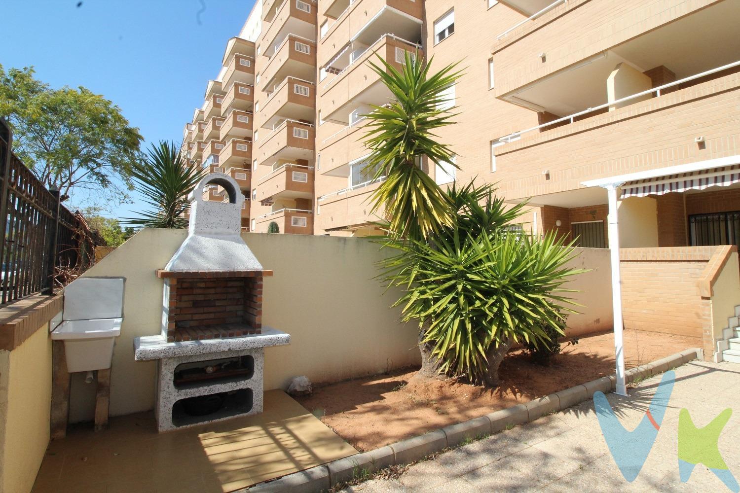 Ref. 1859_Se vende bajo en el edificio Costa Caribe I, ideal tanto como vivienda habitual, segunda residencia o inversión. La vivienda se sitúa sobre una parcela de 136,08 m² y cuenta con acceso independiente tanto desde la fachada norte como desde la fachada sur, lo que aporta comodidad. . En su interior encontrarás una distribución práctica: 2 dormitorios, 1 cuarto de baño completo, salón-comedor y cocina. Pero sin duda, lo que más te gustará son sus espacios exteriores. Dispone de dos terrazas: una terraza frontal de 10,52 m², perfecta para disfrutar del buen clima, y una terraza trasera de 13,57 m². Además, la vivienda incluye 2 plazas de aparcamiento: una dentro de la propia parcela, donde también se encuentra la zona de barbacoa, y otra plaza adicional en 2º sótano. Cuenta también con un trastero de 5 m² en la planta 8, perfecto como espacio de almacenamiento extra. En cuanto a la urbanización, ofrece zonas comunes, ascensores y piscina comunitaria. Ubicado en Marina d’Or, donde tendrás a tu alcance todos los servicios necesarios: supermercados, restaurantes, zonas de ocio, parques infantiles, centros deportivos y el conocido balneario. Todo ello a pocos minutos de la playa. Por otro lado, la zona cuenta con excelente acceso por carretera a través de la AP-7 y la N-340. Oropesa del Mar dispone de estación de tren con conexiones regulares a diferentes ciudades, y en las proximidades se encuentran los aeropuertos de Castellón, Valencia y Reus. NOTA INFORMATIVA DE ATENCIÓN A LA CLIENTELA. (LEY 10/2025 de 28 de diciembre):. En cumplimiento de las obligaciones de información previstas en la Ley 10/2025, de 28 de diciembre, de servicios de atención a la Clientela y transparencia, cuyo contenido completo puede consultar en el siguiente enlace al Boletín Oficial del Estado: https://www.boe.es/eli/es/l/2025/12/26/10 se informa que el precio anunciado no incluye los impuestos, tasas y gastos derivados de la compraventa, los cuales se describen a continuación:. - Impuesto sobre Transmisiones Patrimoniales (ITP): Se aplicará el tipo impositivo vigente en la Comunidad Autónoma donde esté ubicado el inmueble, en el caso de la Comunidad Valenciana, con carácter general el 10%, sin perjuicio de tipos reducidos aplicables según las circunstancias personales del Comprador o las características del inmueble. El impuesto se devenga sobre el mayor valor entre el Valor de Referencia Catastral o el precio de venta de la Escritura de Compraventa. Para una información pormenorizada sobre tributación, tipos impositivos y bonificaciones del ITP, puede consultar el portal oficial de la Agencia Tributaria Valenciana (ATV) en el siguiente enlace: https://atv.gva.es/es/itpajd. - Gastos de Notaría: Los honorarios notariales se calcularán conforme al arancel oficial regulado en el Anexo I, del Real Decreto 1426/1989, de 17 de noviembre, por el que se aprueba el arancel Notarial. - Gastos de Registro: Los honorarios del Registrador de la Propiedad correspondientes a la inscripción en el Registro de la Propiedad competente se calcularán según el arancel oficial establecido en el Anexo I, del Real Decreto 1427/1989, de 17 de noviembre, por el que se aprueba el arancel de los Registradores de la Propiedad. -Tasas de expedición de Cédulas de Segunda Ocupación, tasas y/u honorarios de profesionales por expedición de boletines de instalación de agua, luz o gas, así como el coste de las altas de dichos suministros, si no estuviesen ya contratados. - Gastos de Gestión en caso de adquisición mediante financiación hipotecaria: Los honorarios por la tramitación administrativa, liquidación de impuestos e inscripción en el Registro de la Propiedad serán calculados por la Gestoría designada por la Entidad Bancaria hipotecante de los inmuebles. - Honorarios Agencia del Vendedor: No están incluidos en el precio de venta. -Honorarios Agencia del Comprador: La Agencia informará al Cliente del coste de sus honorarios. 