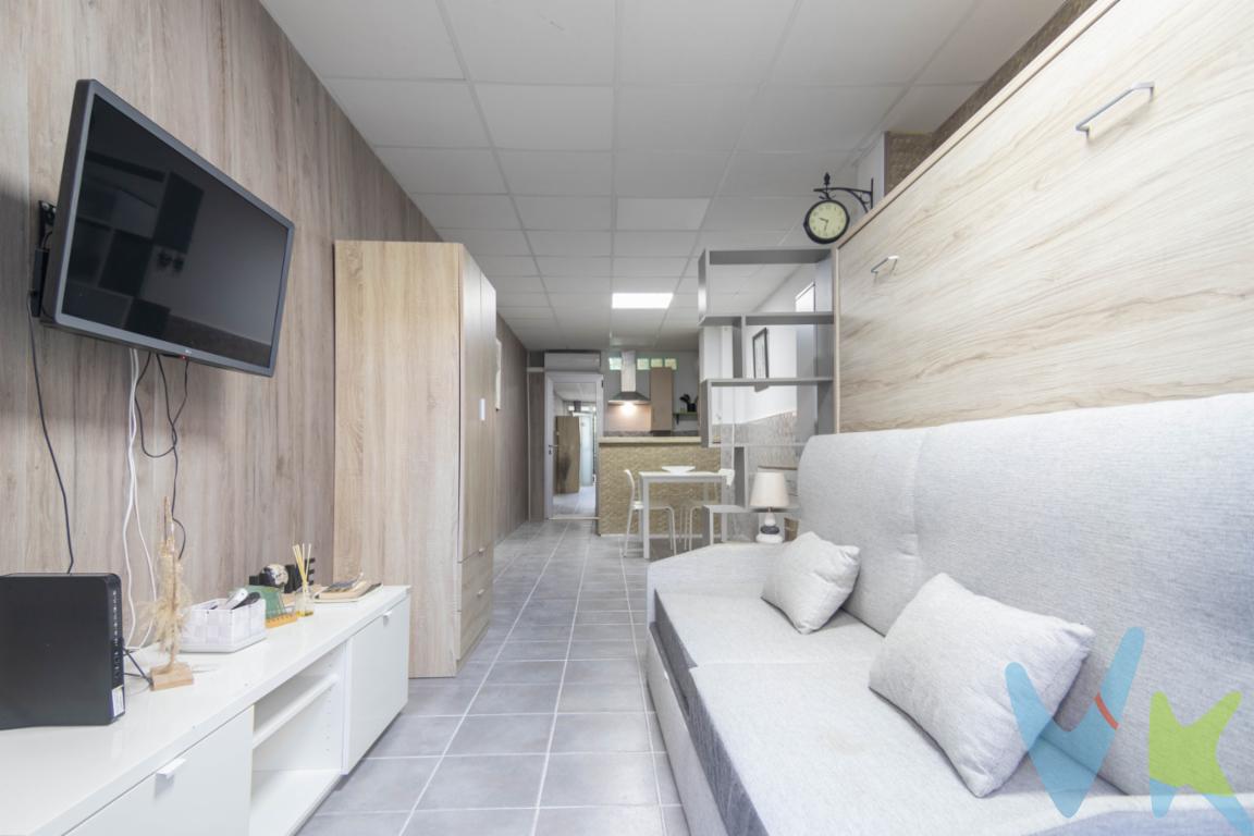 Bajo en Nazaret, reformado y convertido en un loft para alquiler vacacional, sin obtener la Licencia turística. Actualmente aunque se puede vivir, NO es posible empadronarse, ya que el uso es de local NO de vivienda. Una de las ventajas destacadas de este bajo es su excelente ubicación. Nazaret se caracteriza por su proximidad a la playa y está bien comunicada con el resto de la ciudad gracias a un eficiente servicio de transporte público. Las paradas de autobús cercanas y la linea del Metro aseguran un acceso fácil y rápido a las distintas áreas de Valencia.La proximidad a servicios esenciales como supermercados, Centro salud, Polideportivo, Biblioteca Publica, Farmacias, colegios y áreas recreativas, hacen de esta vivienda una opción idónea tanto para familias como para profesionales que buscan un equilibrio entre vida laboral y un entorno residencial tranquilo. Los parques cercanos también ofrecen espacios verdes para el disfrute y la relajación al aire libre.No se puede dejar de mencionar el encanto del barrio, una zona rica en tradiciones, historia y cultura, que proporciona una verdadera sensación de comunidad. Una amplia variedad de restaurantes y bares cercanos enriquece la experiencia de vivir aquí, ofreciendo múltiples opciones gastronómicas para explorar y disfrutar.Le invitamos a programar una visita para experimentar de primera mano todo lo que este bajo tiene para ofrecer. Contáctenos hoy mismo para más detalles y para agendar una cita, estamos seguros de que quedará gratamente impresionado con este inmueble.Situado junto a la Ciudad de las Artes y las Ciencias. Y el Bulevar de las Moreras. El Ayuntamiento de Valencia y el puerto han acordado la creación de un Parque de Desembocadura, parecido al de Cabecera de casi 9 hectáreas de extensión. También se está construyendo una zona deportiva de 90.000 metros cuadrados donde el Levante UD va a instalar su nueva ciudad deportiva.Se accede a Nazaret a través de la autovía CV-500 (autovía de El Saler), 7 así como a través del puente de Astilleros desde el barrio de el Grau. Además, el barrio cuenta con cobertura de la nueva línea 10 de tranvía que conecta con el centro de Valencia en 16 minutos, además de las líneas de autobús EMT Línea 4 de y hacia el Ayuntamiento de Valencia, Línea 30 de y hacia el Hospital Clínico de Valencia, Línea 15 Pinedo-Marqués de Sotelo, Línea 95, Puerto de Valencia- Ciudad de las Artes y las Ciencias- Parque de Cabecera y de la Línea 23 Platges- Creu Coberta (23 sólo en verano) y la nocturna Línea N8.Desde el barrio se puede llegar en menos de 5 minutos andando a la Ciudad de las Artes y las Ciencias a través de un puente peatonal y ciclista.La oferta está sujeta a cambios de precio o retirada del mercado sin previo aviso. Este anuncio en su conjunto, incluyendo textos, fotos, imágenes o cualquier otro contenido de este, no es vinculante dado que la información es ofrecida por terceros y puede contener errores. Se muestra a título informativo y no contractual.El precio anunciado NO INCLUYE los impuestos, ni los gastos como, notario, registro de la propiedad, ni los honorarios de la agencia inmobiliaria...Si tienes que vender antes un inmueble, llámanos y te asesoramos en cómo hacerlo para tener los mínimos gastos posibles y con todas las garantías.Por mandato expreso del propietario, comercializamos este inmueble en exclusiva, lo que le garantiza el acceso a toda la información, a un servicio de calidad, un trato fácil, sencillo y sin interferencias de terceros. Por este motivo, se ruega no molestar al propietario, a los ocupantes de la propiedad o a los vecinos. Muchas gracias por su comprensión. 