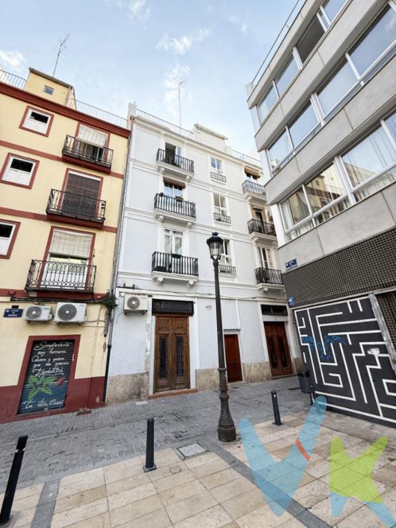 Se ofrece un piso en venta ubicado en Valencia, en la histórica zona de Ciutat Vella, El Carme, rodeado de un encanto urbanístico que combina tradición y vida cotidiana. Este inmueble, de una construcción del año 1871, conserva el carácter propio de la ciudad y aporta un ambiente acogedor para vivir o invertir. El edificio cuenta con el I.E.E. (Informe de Evaluación del Edificio) realizado y en buen estado de conservación.La vivienda consta de 61 metros construidos, distribuidos de forma funcional para optimizar cada metro. Cuenta con una habitación, ideal para una persona o una pareja que valore un espacio íntimo y práctico. Su distribución y la altura de la planta permiten que reciba buena luminosidad a lo largo del día, creando un ambiente cálido y agradable.Se sitúa en la segunda planta de un edificio con solera y encanto histórico, lo que añade un valor añadido para quienes buscan autenticidad. Entre sus virtudes, destaca un balcón que invita a disfrutar de vistas de la ciudad y de un pequeño rincón al aire libre.La ubicación es uno de sus grandes atractivos, con vistas a una plaza peatonal y junto a la misma plaza del Carmen. En Ciutat Vella, El Carme, se disfruta de una vida de barrio vibrante, con una amplia oferta cultural, gastronómica y de ocio a pocos pasos. A pocos minutos se encuentran restaurantes con personalidad propia, cafeterías con encanto y tiendas locales, perfectas para quien aprecia la cercanía y el pulso urbano.La movilidad alrededor del inmueble es excelente. La red de transporte público de Valencia está muy cerca: tren, metro y autobuses se pueden ubicar a corta distancia a pie, facilitando desplazamientos diarios y facilitando conexiones rápidas hacia el centro histórico, el puerto y otras áreas de la ciudad. Esta accesibilidad añade comodidad para quien trabaja o estudia en distintas zonas y busca un hogar bien comunicado.Este inmueble es una oportunidad atractiva tanto para quienes desean disfrutar de la vida en el centro histórico de Valencia como para inversores interesados en un activo con demanda constante.Si valora vivir en un entorno con historia, cercanía a servicios y una conectividad excelente, este piso merece una visita. Le proponemos coordinar una visita para que pueda apreciar de primera mano la distribución, la luz natural y el potencial que ofrece. Nuestro equipo está disponible para resolver dudas, ampliar información y acompañarle durante el proceso de compra, para que la decisión sea clara y sin sorpresas.No deje pasar la oportunidad de conocer este hogar en una de las zonas más representativas de Valencia. Contáctenos para concertar una visita y descubrir todo lo que este piso tiene para ofrecerle. Su próximo paso podría estar a una llamada de distancia.------Agencia Registrada con el Nº 2960 en el Registro Obligatorio de Agentes Inmobiliarios de la Comunitat Valenciana, según el DECRETO 98/2022, de 29 de julio, del Consell, por el que se regula el Registro de Agentes de Intermediación Inmobiliaria de la Comunitat Valenciana.La documentación del inmueble ha sido revisada y estimamos que reúne todos los requisitos necesarios para ser comercializado.El precio del inmueble no incluye los honorarios de la agencia que ascienden a un 4% + IVA, ni los gastos de notaría y registro de la propiedad (que están sujetos a aranceles y varían dependiendo del precio de escrituración), ni los impuestos (que en la Comunitat Valenciana varían dependiendo del precio del inmueble y de las características personales del comprador). Si tramita la inscripción una gestoría, deberá abonar sus honorarios más iva ( en este caso suele oscilar entre los 250EUR y los 400EUR + iva).Las medidas aquí expuestas han sido obtenidas del Catastro.El anuncio no es vinculante, puede contener errores.¿Tienes alguna duda? Consúltanos.***Los vendedores han confiado en este equipo para gestionar la venta del inmueble de forma exclusiva. Como no puede ser de otra forma, garantizamos un servicio de calidad, actuando en todo momento de forma transparente, ética y profesional. Así pues, se ruega la no interferencia de terceros, y sobre todo, no molestar a los propietarios, a los ocupantes del inmueble o a los vecinos. Muchas gracias por tu comprensión.