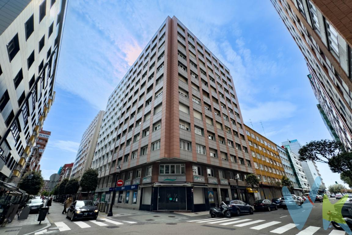En pleno barrio de La Arena, a un paso de la Playa de San Lorenzo, esta vivienda en segunda línea de mar, se sitúa en uno de los enclaves más codiciados de Gijón.Con 90 m² útiles, se organiza en varias estancias bien proporcionadas, destacando tres piezas exteriores orientadas a la calle Aguado, donde la luz entra de forma constante y aporta amplitud y vida a los espacios principales.Dispone de dos baños y una distribución versátil, que permite adaptarse con naturalidad a distintas necesidades.Se trata de una vivienda con una base sólida y mucha proyección, ideal para quien busque actualizarla y darle un aire contemporáneo sin renunciar a su ubicación privilegiada ni a su luminosidad. No pierda la oportunidad de conocerla en persona: solicite una visita y descubra todo lo que este piso puede ofrecerle.  En las últimas fotografías de este anuncio podrás descubrir una propuesta de reforma realizada mediante home staging virtual con inteligencia artificial, que muestra cómo podría transformarse esta vivienda tras una actualización estética. Se informa a los interesados que el precio de venta indicado no comprende el Impuesto de Transmisiones Patrimoniales (ITP) , los gastos asociados a la compraventa (notaría, registro de la propiedad y otros) ni los honorarios de la agencia inmobiliaria a cargo del comprador.