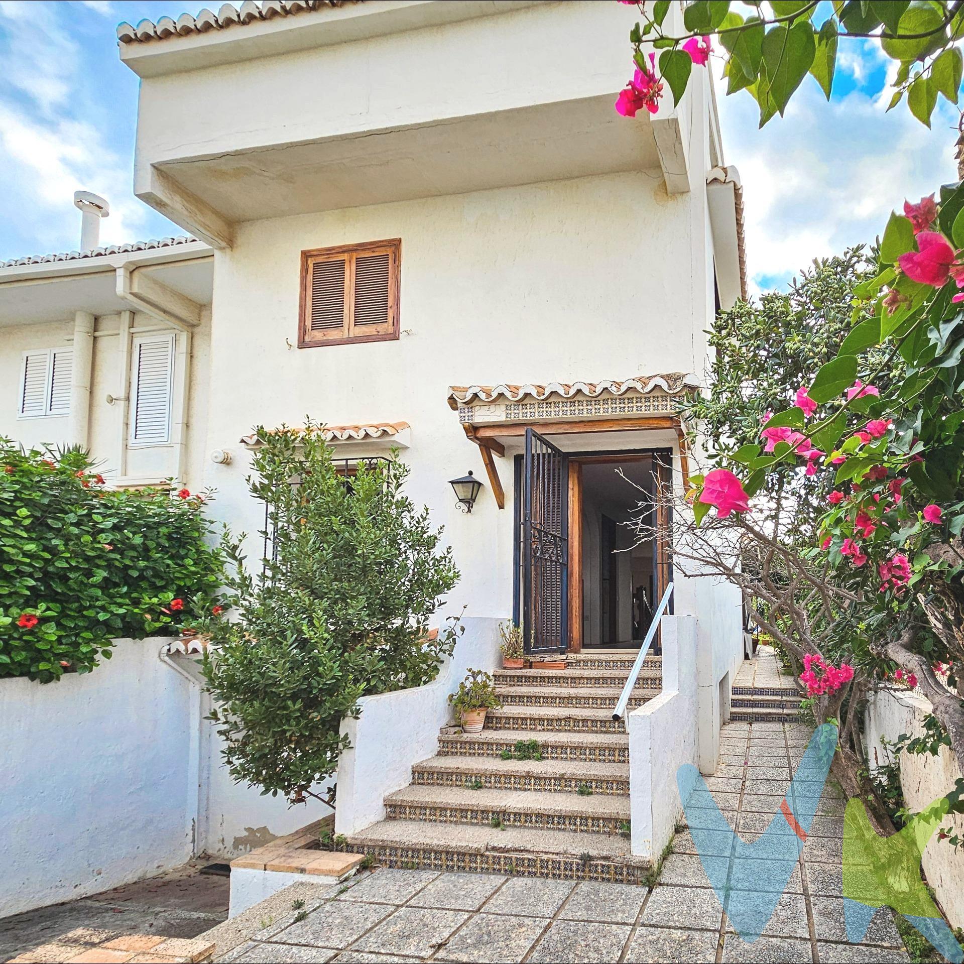 Imagina tu casa en primerísima línea de la playa de El Puig con vistas al mar, a 15 kilómetros al norte de Valencia perfectamente comunicada por autovía. Lista para disfrutar y celebrar la vida, con acceso privado al paseo marítimo y la mismísima arena. Con un encantador jardín que tiene su fachada propia al mar. Un poco de deporte o un estimulante paseo por la playa a primera hora de la mañana es un lujo a tu disposición. Esta magnífica propiedad es perfecta para tu gran familia, dispone de una sala principal que se abre con naturalidad a la zona ajardinada privada, también las dos terrazas superiores permiten la misma experiencia desde las habitaciones, y la extraordinaria buhardilla dispone de vistas tan espectaculares como relajantes. Todo ello crea una armoniosa experiencia de vida interior-exterior. En la primera planta encuentras  4 habitaciones,  y dispone además de una amplísima y luminosa buhardilla hábil para 2 o más habitaciones extra, para un despacho enorme, o para un estudio luminosísimo. La buhardilla dispone además de su propia terraza-solarium. La casa se completa con un sótano adecuado para todo el almacenamiento que puedas necesitar. El complejo “Play Puig” dispone de zonas comunes, con 4 diferentes piscinas disponibles. Es una urbanización consolidada muy disfrutada por las familias. A tan solo 15 minutos de Valencia, tan cerca de su vida comercial, cultural y de ocio, la casa es perfecta para vivir todo el año. El puerto deportivo Pobla Marina está a unos cientos de metros, con todos los servicios junto a sus 640 amarres, vela náutica y buceo. En el entorno hay numerosos centros comerciales y gran oferta en restauración y ocio. Su apreciada playa es el lugar ideal para desconectar, la ubicación es exclusiva, respira su aire puro y disfruta de la salida del sol cada día desde tu propia habitación o desde el bonito jardín. Es un trozo de paraíso, disfruta de su playa, su excepcional emplazamiento y todo ello a un paso de la ciudad. VENTA:. PVP 785.000€.  Gastos e impuestos no incluidos en el precio. La compra conlleva impuestos y gastos de formalización para el comprador. A título orientativo se informa que en segundas transmisiones el  ITP  con carácter general en  Valencia  es del 9%, pudiendo existir otros tipos impositivos atendiendo a  las circunstancias  personales del comprador u otras circunstancias previstas legalmente. Base imponible del impuesto el mayor valor entre el precio de compraventa, la tasación o el valor de referencia catastral. En cuanto a los gastos de  notaría y registro, en su caso,  suelen oscilar aprox; entre 1,5% y 2,5% (aranceles variables según precio, n.º de copias y complejidad). El comprador elige notario. Si el comprador precisase de  hipoteca: tasación, condiciones y costes bancarios serán según entidad elegida por el comprador, así como los gastos de gestoría, y cualesquiera otros gastos inherentes a la formalización de la compraventa que legalmente correspondan a la parte compradora, salvo pacto expreso en contrario con el vendedor. El consumidor tiene,  conforme a la normativa vigente, a su disposición información y documentación adicional relativa al inmueble y condiciones de la compraventa, que podrá ser consultada en C/Joaquín Costa 4, bajo 46005 Valencia o urbe2@remax.es. Honorarios de mediación inmobiliaria a cargo del  COMPRADOR: (3% del precio final de venta más IVA (21%), salvo otro pacto.); y  de VENDEDOR (según acuerdo con el mismo). . Se informa al consumidor que la agencia actúa como intermediaria inmobiliaria en la operación, estando cualquier eventual compraventa y sus condiciones sujeta a la aceptación expresa del propietario-vendedor y a la posterior formalización del correspondiente contrato. 