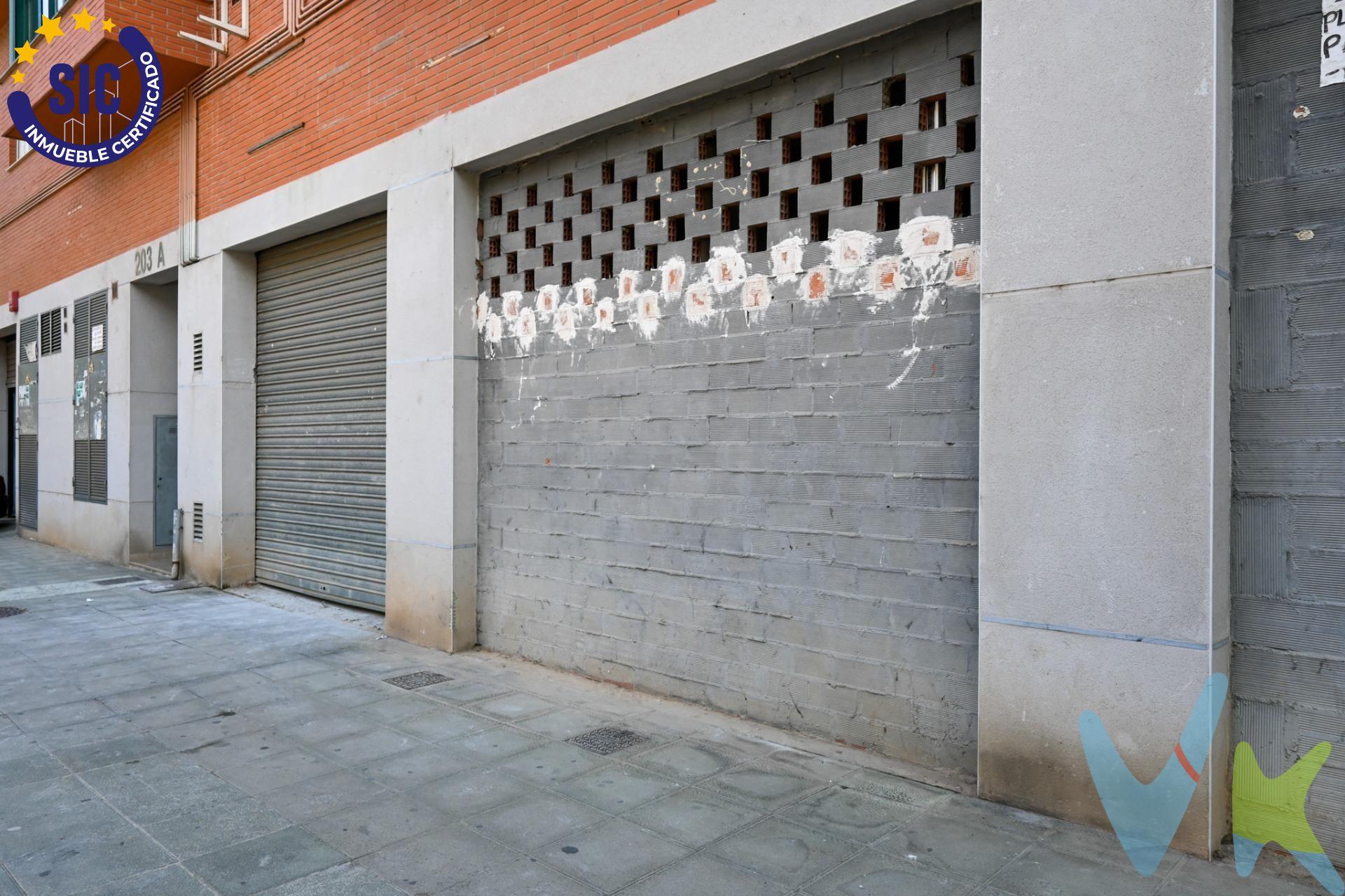 ¡Gran oportunidad de inversión en Xirivella! Local comercial en venta o alquiler con opción a compra con acceso a dos calles. Se vende amplio local comercial en Xirivella con una ubicación inmejorable: entradas por la Avenida Camí Nou y la Calle Arte Mayor de la Seda. Superficie útil total: 1.614 m². Distribución diáfana, ideal para adaptar a cualquier tipo de negocio. 5 puertas con persianas de acceso que permiten una excelente entrada de luz natural, visibilidad comercial y facilidad logística. 4 baños ya habilitados con ducha y con termo eléctrico en cada uno de ellos. Accesos desde ambas calles, 2 entradas por Avda Camí Nou y 3 entradas por Calle Arte Mayor de la Seda. Este local es perfecto tanto para grandes superficies, supermercados, centros médicos, concesionarios, gimnasios, clínicas, talleres, centros logísticos, bazares, franquicias, o cualquier actividad que requiera gran espacio y visibilidad. Además, al estar ubicado en una zona consolidada con alto tránsito peatonal y rodado, ofrece una gran proyección comercial. No pierdas la oportunidad de establecer tu negocio en una de las mejores ubicaciones de Xirivella. Ven a visitarlo!!!!. Se puede alquilar y también alquilar con opción a compra. Para más información o concertar una visita, no dudes en contactar. VENTA:. PVP 735.000€.  Gastos e impuestos no incluidos en el precio. La compra conlleva impuestos y gastos de formalización para el comprador. A título orientativo se informa que en segundas transmisiones el  ITP  con carácter general en  Valencia  es del  10%, pudiendo existir otros tipos impositivos atendiendo a  las circunstancias  personales del comprador u otras circunstancias previstas legalmente. Base imponible del impuesto el mayor valor entre el precio de compraventa, la tasación o el valor de referencia catastral. En cuanto a los gastos de  notaría y registro, en su caso,  suelen oscilar aprox; entre 1,5% y 2,5% (aranceles variables según precio, n.º de copias y complejidad). El comprador elige notario. Si el comprador precisase de  hipoteca: tasación, condiciones y costes bancarios serán según entidad elegida por el comprador, así como los gastos de gestoría, y cualesquiera otros gastos inherentes a la formalización de la compraventa que legalmente correspondan a la parte compradora, salvo pacto expreso en contrario con el vendedor. El consumidor tiene,  conforme a la normativa vigente, a su disposición información y documentación adicional relativa al inmueble y condiciones de la compraventa, que podrá ser consultada en C/Joaquín Costa 4, bajo 46005 Valencia o urbe2@remax.es. Honorarios de mediación inmobiliaria a cargo del  COMPRADOR: (3% del precio final de venta más IVA (21%), salvo otro pacto.); y  de VENDEDOR (según acuerdo con el mismo). . Se informa al consumidor que la agencia actúa como intermediaria inmobiliaria en la operación, estando cualquier eventual compraventa y sus condiciones sujeta a la aceptación expresa del propietario-vendedor y a la posterior formalización del correspondiente contrato.