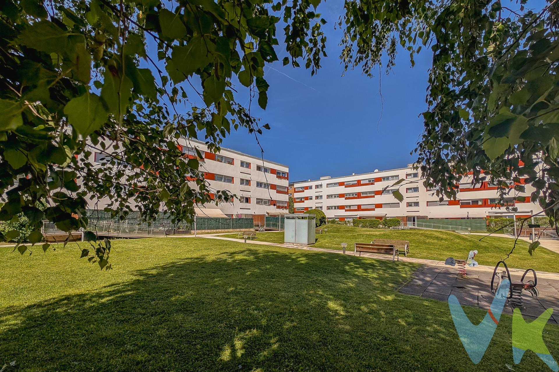 ¡En Venta! magnífico piso muy luminoso 2ª altura SIN ASCENSOR de 90 m2 útiles en la Urbanización Zizur, concretamente en la zona de la Tablada. Se trata de una Urbanización completamente cerrada que cuenta con jardín comunitario en el que encontramos un estupendo parque donde poder disfrutar con tus hijos. La vivienda se compone de: cocina independiente completamente equipada de 10,60 m2, junto a salón de 22,40 m2 y despensa-tendedero de 2.20 m2, dormitorio principal de 13,10 m2 con baño propio, otros dos dormitorios  de 10,30 m2 y 13,10 m2 y otro baño común (bañera). En el semisótano del edificio tiene una plaza de garaje muy amplia de 30 m2  y un trastero de 4 m2. Se vende completamente amueblado. No dispone de ascensor. Si lo que estás buscando es una vivienda moderna, con zona comunitaria, junto a todos los servicios que necesitas y al alcance de tu mano, ¡esta es la tuya!, llámanos y te la enseñaremos encantados. (Los datos y superficies publicados en este anuncio son aproximados y meramente informativos, sin valor contractual. EPVP no incluye impuestos ni gastos de transmisión)
