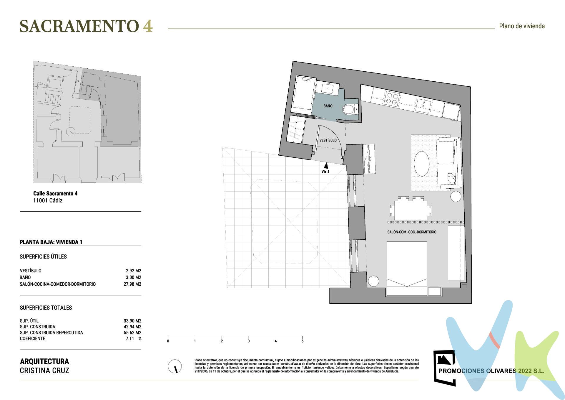 Sumérjase en la esencia de la vida gaditana con Sacramento 4, una promoción que redefine la exclusividad en el centro histórico de Cádiz. A escasos metros de la vibrante Plaza Candelaria, este proyecto le ofrece la oportunidad única de vivir en un enclave privilegiado, rodeado de la vida que ansía: comercios locales, cafeterías con encanto, restaurantes exquisitos, supermercados, farmacias y todos los servicios de proximidad. Imagine paseos entre calles centenarias, con la majestuosa Catedral, el bullicioso Mercado Central y la pintoresca Plaza de las Flores a pocos minutos a pie, y la icónica playa de La Caleta a un agradable paseo. Esta promoción se compone de 9 exclusivas viviendas, todas exteriores, diseñadas para maximizar la luz natural y el confort. Dos de estas viviendas residenciales ofrecen un valor añadido inigualable: una terraza privativa en azotea, un espacio íntimo donde el sol de Cádiz será su compañero constante. El edificio, de un marcado carácter histórico, ha sido objeto de una rehabilitación integral, donde se ha respetado escrupulosamente su esencia original, fusionándola con acabados modernos y de alta calidad. Las viviendas se entregan bajo un concepto “llave en mano”, totalmente terminadas y listas para entrar a vivir, garantizando desde el primer día un confort excepcional, estilo y practicidad. Detalles de Calidad y Confort que Marcan la Diferencia:. • Cocina: Amueblada y equipada para su comodidad. • Baños: Completos, con mobiliario suspendido, plato de ducha y grifería monomando cromada. • Climatización Eficiente: Sistema multisplit de la prestigiosa marca Hitachi (frío/calor) mediante bomba de calor en dormitorios y salón. • Luz y Ventilación Natural: Un diseño pensado para aprovechar al máximo la ventilación y luminosidad de cada espacio. • Carpintería Exterior: Fabricada en madera de pino lacado blanco con perfil europeo, dotada de doble vidrio tipo Climalit, que asegura un aislamiento térmico y acústico superior, garantizando un oasis de tranquilidad en su hogar. • Suelos Distinguidos: Elegante gres porcelánico de gran formato en tonos gris cementoso en el interior de las viviendas, con aislamiento acústico anti-impacto para una mayor tranquilidad. En la galería, un cautivador gres porcelánico imitación hidráulico. • Seguridad y Estilo Interior: Puerta de entrada blindada con cerradura de seguridad y puertas de paso interiores lacadas en blanco con cuarterones y herrajes mate. Espacios Comunes que Inspiran:. El edificio cuenta con un ascensor accesible que llega a todas las plantas, incluida la espectacular azotea comunitaria. Las zonas comunes, cuidadosamente diseñadas, presentan un elegante pavimento de mármol en damero en planta baja y gres porcelánico de primera calidad en escaleras y el resto de plantas. La iluminación LED con sensores de movimiento añade un toque de seguridad y eficiencia energética, mientras que el imponente portón de entrada de madera de Iroko le da la bienvenida a su exclusivo hogar. Un hogar con historia, carácter y todas las comodidades modernas, en una de las ubicaciones más codiciadas de Cádiz. ¡No pierda la oportunidad de vivir la vida que siempre soñó en Sacramento 4!. ¡Contáctenos hoy mismo para obtener más detalles sobre esta exclusiva promoción y concertar una visita!. * Impuestos, honorarios y gastos de compraventa no incluidos en el precio. Solicite información sin compromiso.