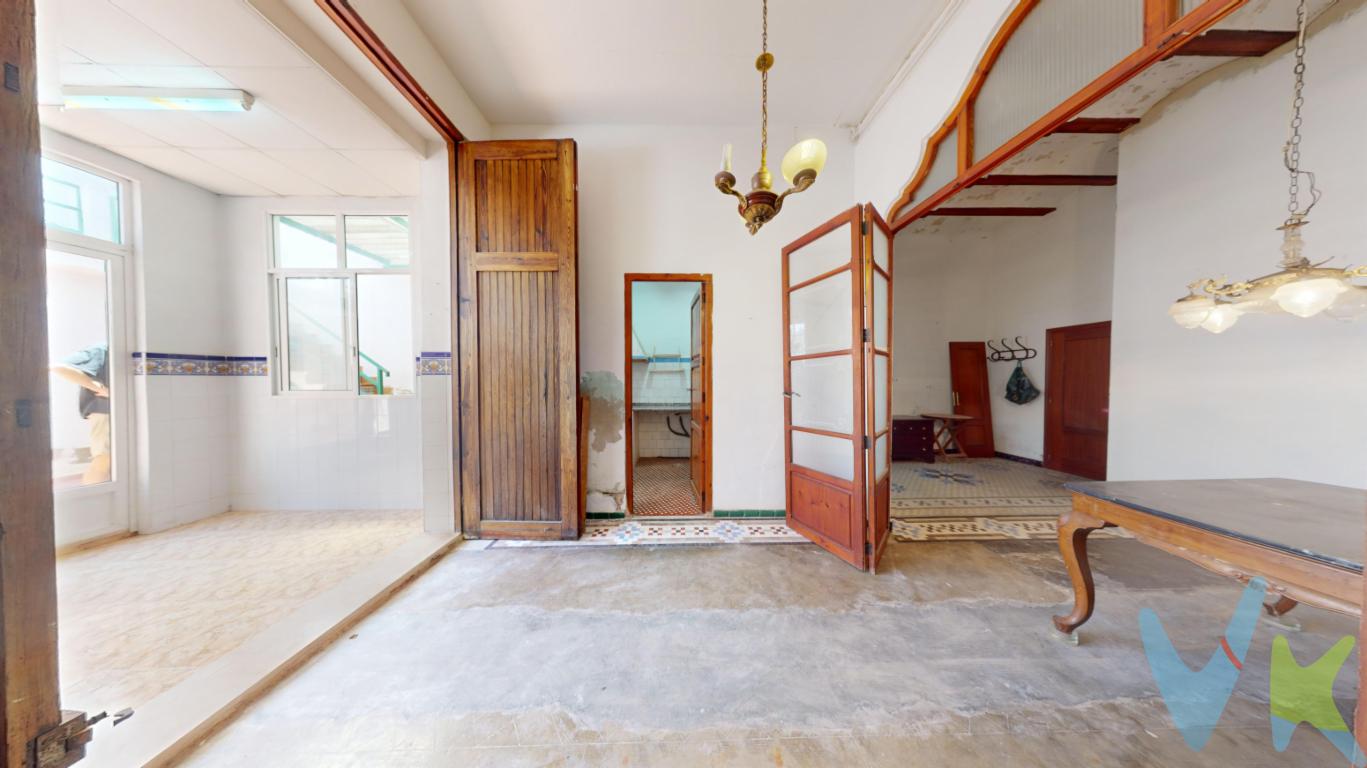 Os ofrecemos en venta esta magnífica casa de pueblo amplia y con una luz espectacular, situada en el corazón de Meliana, propiedad construida en el año 1930. Esta propiedad excepcional cuenta con un total de siete habitaciones, brindando un amplio espacio para una familia numerosa o para quienes deseen contar con estancias adicionales para diferentes usos.La casa dispone de 245 metros cuadrados construidos y un total de 190 metros de vivienda, que se distribuyen de manera que cada rincón de la vivienda se aprovecha al máximo. Las dimensiones generosas de la propiedad ofrecen múltiples posibilidades en cuanto a distribución y decoración, permitiendo personalizar el hogar a su gusto y necesidades.Uno de los atractivos principales es que se trata de dos casas en una, pudiendo mantenerlo de esta manera o reformado de manera completa la casa, dándole un enfoque completamente diferente a cada estancia. Cuenta con cocina tanto en la parte de abajo como en la de arriba, baños completos, dos terrazas exteriores, una terraza interior y un amplia estancia trasera a la terraza.Los balcones con acceso por tres de las siete habitaciones, otra característica destacable, permite disfrutar de agradables momentos al aire libre sin salir de casa, ofreciendo vistas despejadas y un rincón perfecto para relajarse. Un lugar ideal para disfrutar del buen clima mediterráneo y de momentos únicos con la familia.Adicionalmente, la vivienda cuenta con servicio de alcantarillado completo, asegurando que todas las necesidades urbanas básicas están cubiertas. Este aspecto es fundamental para la comodidad cotidiana y garantiza la funcionalidad de la propiedad.En cuanto a la ubicación, la casa está situada a escasos metro de estación de metro y paradas de bus. Esta excelente conectividad facilita el desplazamiento hacia Valencia y otras áreas, convirtiéndose en un punto fuerte para quienes valoran el transporte público eficiente y rápido. Nunca fue tan sencillo moverse por la ciudad y por los alrededores desde la comodidad de su hogar en Meliana.Invitamos cordialmente a todos los interesados a concertar una visita para descubrir en persona todas las bondades que esta magnífica casa tiene para ofrecer. Estamos convencidos de que, una vez allí, podrán apreciar la singularidad y potencial de esta propiedad para convertirse en el hogar ideal. No deje pasar esta oportunidad única en Meliana y póngase en contacto con nosotros para agendar una visita y conocer más detalles de este impresionante inmueble. Estamos a su disposición para responder cualquier consulta y asistirle en todo el proceso de compra. ¡No Dejes Pasar Esta Oportunidad!Contáctanos hoy mismo para visitar esta extraordinaria vivienda y descubre el hogar de tus sueños en Meliana. ¡Haz tu cita ahora y da el primer paso hacia una vida excepcional!Agencia Registrada con el Nº 89 en el Registro Obligatorio de Agentes Inmobiliarios de la Comunitat Valenciana. Puede consultar en la web de la GVA:https://habitatge.gva.es/es/registres-en-materia-habitatgeLa oferta está sujeta a cambios de precio o retirada del mercado sin previo aviso. Este anuncio en su conjunto, incluyendo textos, fotos, imágenes o cualquier otro contenido del mismo, no es vinculante dado que la información es ofrecida por terceros y puede contener errores. Se muestra a título informativo y no contractual. El precio no incluye lo siguiente: Honorarios de la agencia inmobiliaria, impuestos (IVA, ITP) y otros gastos de la Compraventa (notaria, gestoría y registro). Por mandato expreso del propietario, comercializamos este inmueble en exclusiva, lo que le garantiza el acceso a toda la información, a un servicio de calidad, un trato fácil, sencillo y sin interferencias de terceros. Por este motivo, se ruega no molestar al propietario, a los ocupantes de la propiedad o a los vecinos. Muchas gracias por su comprensión. Si usted es agente inmobiliario y tiene un cliente para este inmueble, llámenos: estaremos encantados de colaborar.