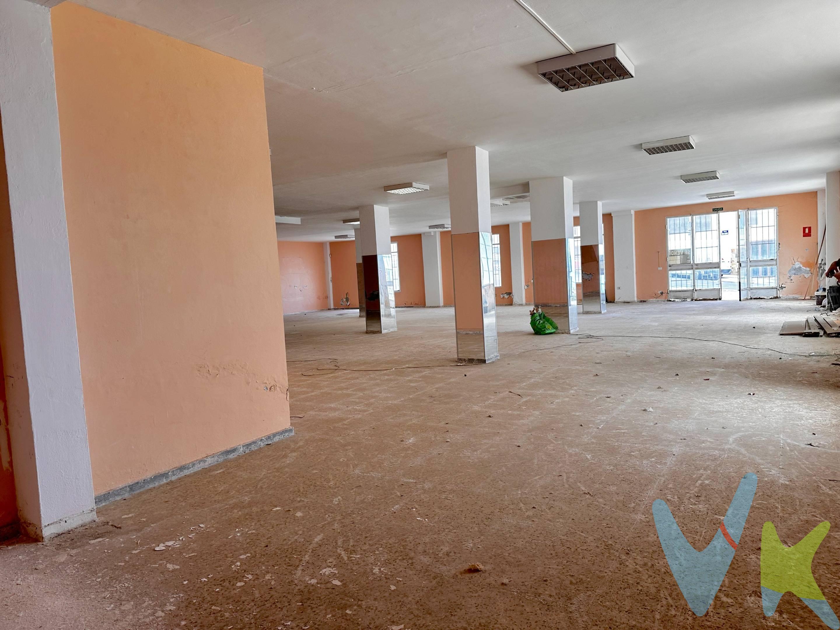 ¡Gran oportunidad de inversión en Los Realejos, Tenerife!. Se vende espacioso local diáfano de más de 300 metros cuadrados, ideal para nuevos emprendedores. Perfecto para actividades como gimnasio, supermercado, academia o showroom. Ubicado muy próximo a centros comerciales, con excelente acceso y vado. ¡No dejes pasar esta inversión única! Contáctanos para más detalles y visitas.