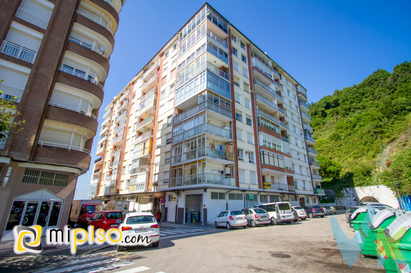 PISO EN EL PUERTO DE LAREDO. CANTABRIA. Inmobiliaria Mi Piso les ofrece ese estupendo y soleado piso en el Puerto de la villa.  Con dos amplias habitaciones, salón con salida a una estupenda terraza al este. Baño y cocina con otra amplia terraza que da a patio.  Una buena ocasíón para invertir tanto en vivienda habitual como para disfrutar de tus vacaciones. Rodeado de todos los servicios, colegios, zonas de ocio  y a 100 mtrs de la playa. No dejes pasar esta oportunidad, ven a visitarlo sin compromiso.