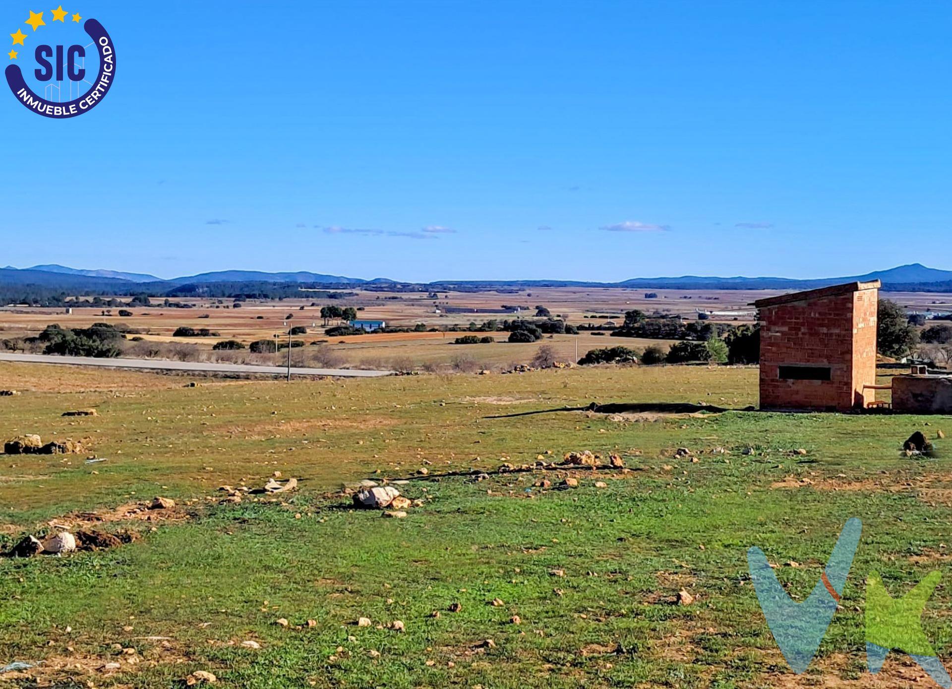 ¡Descubre esta maravilloso terreno de uso agropecuario! . Situada en un entorno natural privilegiado, esta propiedad cuenta con un terreno plano rodeado de árboles y montañas, ideal para quienes buscan tranquilidad y conexión con la naturaleza.  . Características: . - Terreno: Amplio y plano, perfecto para actividades agrícolas o ganaderas. . - Nave Agraria: Dispone de una nave de una planta, ideal para almacenamiento o como espacio de trabajo. . - Sondeo de Agua: Cuenta con un sondeo de 70 metros de profundidad dentro de la parcela, garantizando el suministro de agua para tus proyectos agropecuarios.  . Entorno: está rodeado de un paisaje natural impresionante, con árboles y montañas que ofrecen un ambiente sereno y rural. Es un lugar perfecto para disfrutar de actividades al aire libre y senderismo.  . Accesibilidad: Ubicada en una zona bien comunicada, se encuentra a poca distancia de servicios básicos y es de fácil acceso por carretera.  . ¡No pierdas la oportunidad de adquirir esta finca rústica y comenzar tu proyecto agropecuario en un entorno idílico! . Contáctanos para más información o para agendar una visita. VENTA:. PVP 90.000€.  Gastos e impuestos no incluidos en el precio. La compra conlleva impuestos y gastos de formalización para el comprador. A título orientativo se informa que en segundas transmisiones el  ITP  con carácter general en  Valencia  es del  10%, pudiendo existir otros tipos impositivos atendiendo a  las circunstancias  personales del comprador u otras circunstancias previstas legalmente. Base imponible del impuesto el mayor valor entre el precio de compraventa, la tasación o el valor de referencia catastral. En cuanto a los gastos de  notaría y registro, en su caso,  suelen oscilar aprox; entre 1,5% y 2,5% (aranceles variables según precio, n.º de copias y complejidad). El comprador elige notario. Si el comprador precisase de  hipoteca: tasación, condiciones y costes bancarios serán según entidad elegida por el comprador, así como los gastos de gestoría, y cualesquiera otros gastos inherentes a la formalización de la compraventa que legalmente correspondan a la parte compradora, salvo pacto expreso en contrario con el vendedor. El consumidor tiene,  conforme a la normativa vigente, a su disposición información y documentación adicional relativa al inmueble y condiciones de la compraventa, que podrá ser consultada en C/Joaquín Costa 4, bajo 46005 Valencia o urbe2@remax.es. Honorarios de mediación inmobiliaria a cargo del  COMPRADOR: (3% del precio final de venta más IVA (21%), salvo otro pacto.); y  de VENDEDOR (según acuerdo con el mismo). . Se informa al consumidor que la agencia actúa como intermediaria inmobiliaria en la operación, estando cualquier eventual compraventa y sus condiciones sujeta a la aceptación expresa del propietario-vendedor y a la posterior formalización del correspondiente contrato.