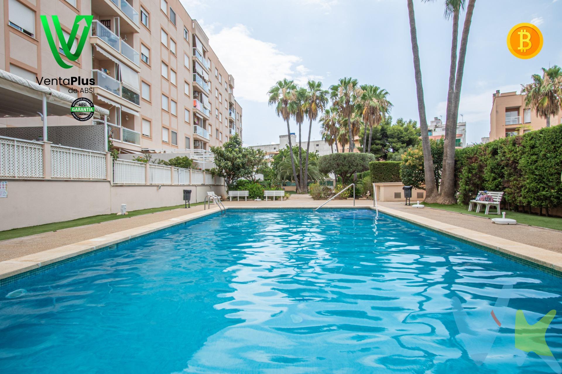 Si estás buscando tu primera vivienda en Palma, esta puede ser la oportunidad que estabas esperando. Ubicado en el barrio del Rafal Vell, una zona residencial consolidada con excelente conexión por transporte público y rápido acceso a las vías principales, este piso reúne todo lo que una familia necesita para comenzar una nueva etapa con tranquilidad y bienestar. ✨ Características destacadas:. 97 m² construidos. 3 dormitorios amplios. 2 baños completos (uno en suite). Terraza privada de 5 m². Plaza de parking y trastero incluidos. 🌿 La vivienda forma parte de una comunidad cuidada, con zonas ajardinadas, piscina y solárium, ideal para disfrutar del buen clima de Mallorca sin salir de casa. 🛠️ Edificio del año 2003, con buenas calidades: carpintería exterior de aluminio con climalit, aire acondicionado en el salón y en el dormitorio principal. 📍 La zona de Rafal Vell ofrece cercanía a colegios, centros de salud, supermercados y parques, además de una conexión ágil con el centro de Palma y con la salida hacia la vía de cintura. Es perfecta para quienes buscan comodidad, servicios y calidad de vida. 💡 Ideal para familias que quieren dejar de alquilar y empezar a construir su hogar con seguridad y espacio. ✅ Este inmueble ha sido certificado por ABSI (Asociación Balear de Servicios Inmobiliarios), lo que significa que la agencia comercializadora ha supervisado la documentación necesaria para la compraventa y que el inmueble forma parte de la bolsa de propiedades en multiexclusiva ABSI. 🏢 Inmobiliaria inscrita en el Registre Oficial d’Agents Immobiliaris de les Illes Balears. NÚMERO REGISTRO: GOIBE747077/2024. 