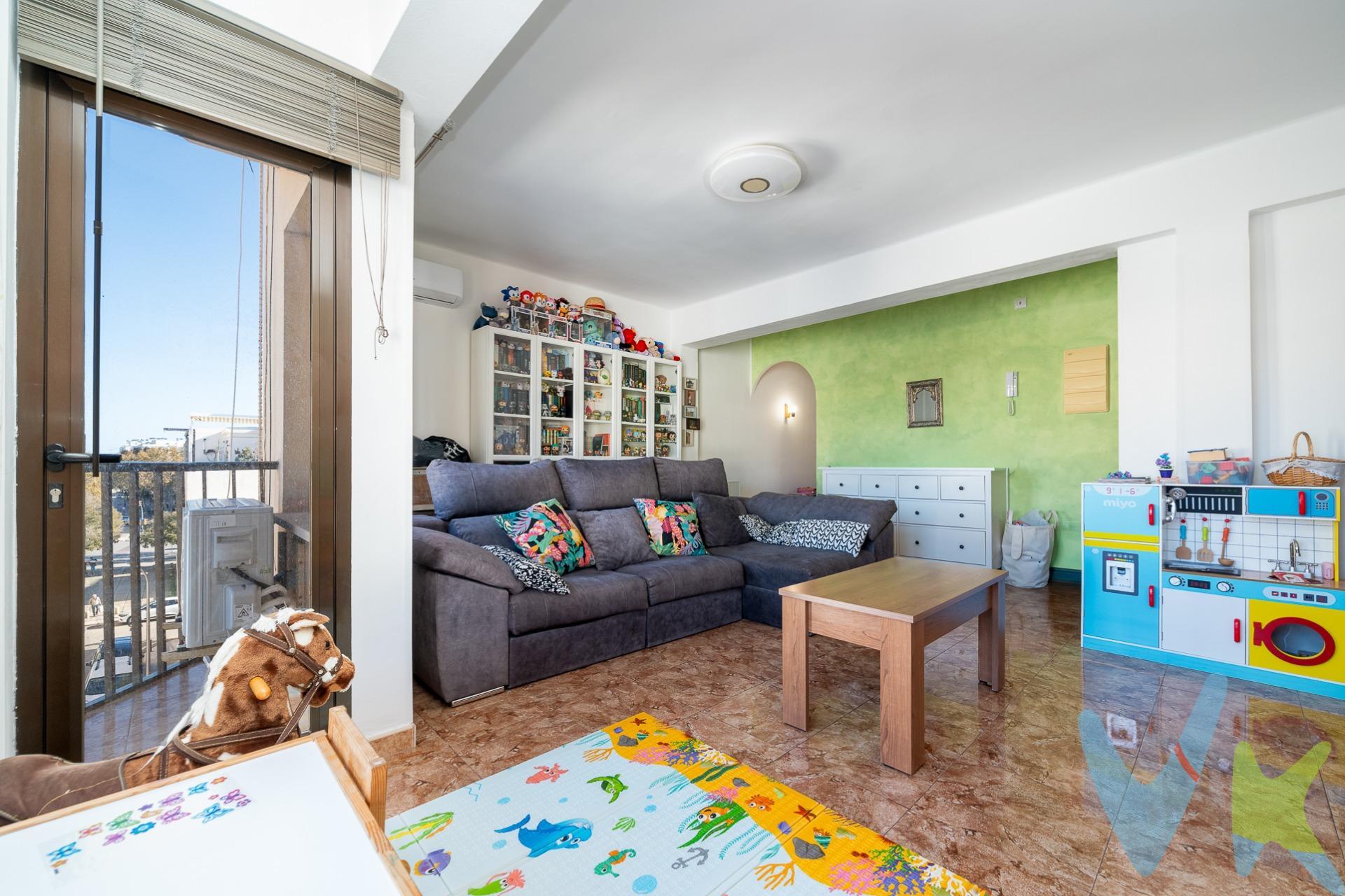 REFORMA INTEGRAL EN CRISTALERÍA, ELECTRICIDAD Y FONTANERIA. . Vivienda actualizada y lista para entrar a vivir sin necesidad de realizar ninguna inversión adicional. Ubicada en una tercera planta sin ascensor, en un edificio muy tranquilo situado en la cómoda zona de Foners, a solo 500 metros del mar y a un paso del centro y de todos los servicios. La propiedad cuenta con una superficie construida de 98 m², distribuida en un amplio y luminoso salón-comedor de 30 m², con salida a un pequeño balcón. Originalmente, la zona de noche disponía de tres dormitorios. Se eliminó uno de ellos para ampliar el salón y dotarlo de un espacio más cómodo y funcional. No obstante, existe la posibilidad de recuperar la distribución original si se desea. Actualmente, la vivienda ofrece dos dormitorios dobles y una estancia adicional habilitada como vestidor a medida. La cocina es, sin duda, una de las grandes protagonistas de esta vivienda: amplia, cómoda y muy luminosa. Desde ella se accede a un balcón con vistas interiores despejadas y silenciosas. Además, cuenta con una pequeña coladuría o despensa exterior. La vivienda ha sido reformada íntegramente: electricidad, fontanería, puertas, ventanas y baño. ¿Te preocupa el aparcamiento? Dispones de un parking público a 1 minuto andando. Una vivienda ideal, en una zona ideal. No dudes en solicitar una visita y ser el primero en descubrirla. ¡Que no se te adelanten!. *El precio de venta del inmueble es de 299.000€, que incluye los honorarios de la agencia inmobiliaria, que junto con el IVA correspondiente, pertenecen a los servicios contratados por la parte propietaria y no son facturados a la parte compradora. Dicho precio final es el resultado de un análisis de mercado, y no se ve incrementado por los servicios inmobiliarios. Tampoco incluye el impuesto de ITP o IVA correspondiente, cuyo porcentaje es del 8%, ni los gastos notariales, ni registrales, que se estiman orientativamente en una provisión de entre 2.000 y 3.000 euros, y que deberán ser abonados al firmar la correspondiente escritura pública, de acuerdo a las leyes legalmente aplicables. El porcentaje de los impuestos se calculan sobre el precio final de escritura pública y puede variar, en función de las subvenciones, ayudas, edad y otras circunstancias del contribuyente*