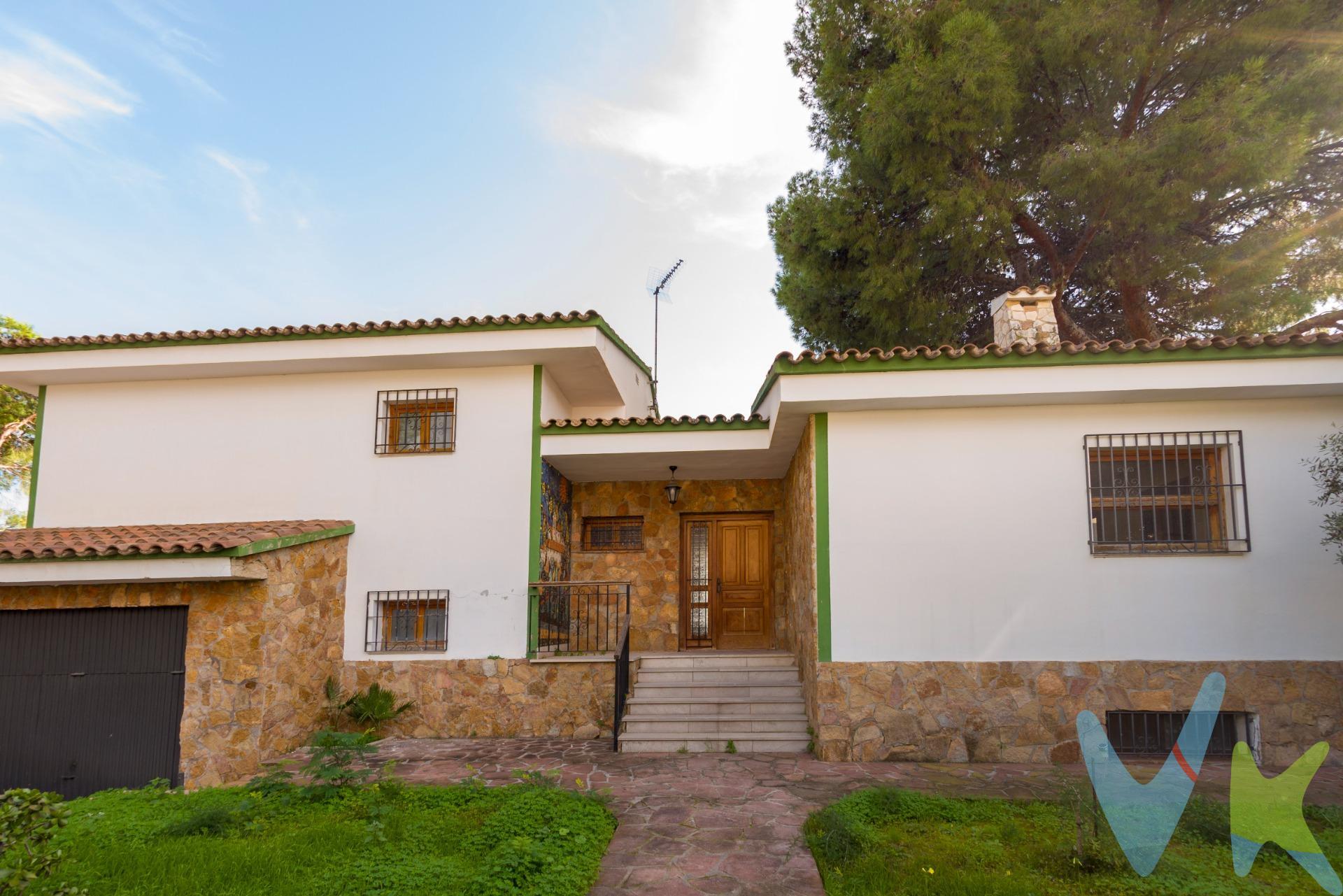Descubre esta maravillosa villa ubicada en la codiciada zona de Montornés, Las Palmas y El Refugio. Con un precio atractivo esta propiedad te ofrece una impresionante superficie construida de 366 m² sobre una generosa parcela de 1,081 m². 🏞️ La casa cuenta con cinco amplias habitaciones dobles que ofrecen comodidad para toda la familia y dos baños completos. 👨‍👩‍👧 Además, podrás disfrutar del sótano construido que se puede adaptar a tus necesidades personales; ¡la creatividad no tiene límites! ✨La cocina es amplia y luminosa, perfecta para preparar deliciosas comidas mientras tienes acceso directo a tu área privada de barbacoa 🍖🔥 donde podrás organizar inolvidables reuniones familiares o entre amigos. También encontrarás un acogedor salón comedor con chimenea ideal para esos días frescos junto al fuego 🔥✨y salida directa a una gran terraza desde donde tendrás vistas despejadas hacia el horizonte 😍🌄,. Este hogar combina tranquilidad sin igual en su entorno natural pero también está cercano a todas las comodidades urbanas necesarias ¡No pierdas la oportunidad única vivir aquí!. Por mandato expreso del propietario comercializamos este inmueble mediante contrato de multi-exclusiva, por el cual numerosas agencias colaboradoras, nacionales e internacionales, ofrecen esta vivienda a sus potenciales compradores, todo ello garantizando un servicio de calidad, un trato fácil, sencillo y sin interferencias de terceros, ya que la gestión es a través de nuestra agencia. *Impuestos, gastos de compraventa tales como honorarios agencia y financiación no incluidos.