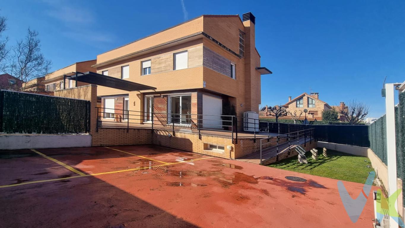 Propiedad única ubicada en la urbanización Residencial Topacio (lardero-La Rioja), formada por la unión de dos vivienda familiares, lo que da lugar a una vivienda de gran tamaño, con amplios espacios, excelentes calidades y múltiples posibilidades de uso. Actualmente parte del inmueble se encuentra acondicionada para uso profesional, pero su reconversión a vivienda unifamiliar completa es sencilla, lo que la convierte en una opción ideal tanto para una gran familia como para quienes deseen integrar vivienda y despacho profesional en un entorno residencial tranquilo y consolidado. La vivienda cuenta con una superficie construida de aproximadamente 603 metros cuadrados, distribuidos en varias plantas, con estancias amplias, luminosas y versátiles, fácilmente adaptables a dormitorios, zonas de estar, despachos o espacios polivalentes según las necesidades del comprador. Dispone de ascensor, jacuzzi, garajes, gran terraza, jardín con fuente, zonas exteriores amplias y se integra en una urbanización privada compuesta por un número reducido de viviendas, que cuenta con piscina comunitaria y cancha de tenis, ofreciendo un entorno cuidado y de alta calidad residencial. Los gastos de comunidad son muy reducidos, lo que supone un valor añadido poco habitual en propiedades de estas características. Por su configuración, ubicación y dimensiones, esta propiedad es especialmente adecuada para: Gran vivienda familiarVivienda con despacho profesionalProyecto de reconversión a vivienda unifamiliar exclusivaUso mixto residencial-profesional. Una oportunidad singular en una de las zonas residenciales más valoradas del entorno de Logroño, con fácil acceso y todos los servicios cercanos.  