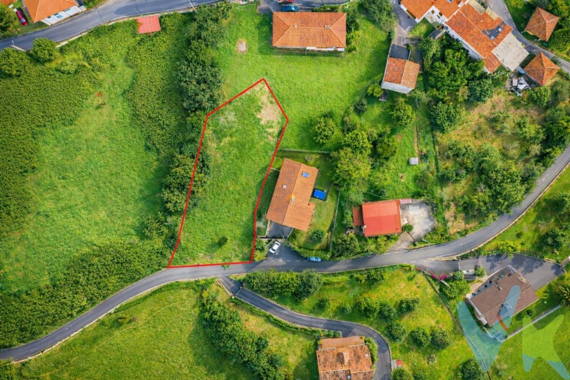  Venta de excepcional finca edificable en Caldones en San Pelayo, GijónPresentamos una oportunidad única para adquirir una destacada finca edificable de 1.572 metros con una MAGNIFICAS VISTAS a Gijón!!!Esta propiedad representa una verdadera oportunidad  para aquellos que buscan invertir en un proyecto residencial o simplemente desean construir la casa de sus sueños.Con una superficie total edificable de hasta 300 metros cuadrados, y con todos los servicios de luz,agua y Saneamiento al lado.Tener esta infraestructura básica ya instalada permite poner en marcha cualquier proyecto con mayor rapidez y eficiencia, minimizando complicaciones adicionales. Ubicada en una de las zonas con mejor conexión de la ciudad, esta propiedad garantiza fácil acceso a todos los servicios y comodidades que Gijón tiene para ofrecer. No deje pasar esta excepcional oportunidad de adquirir una propiedad con tanto potencial,las parcelas de esta índole, en ubicaciones tan privilegiadas, son escasas y se venden rápidamente. Le invitamos a visitar este terreno para apreciar de primera mano todo lo que tiene para ofrecer.Gastos e impuestos no incluidos en el precio. Honorarios de intermediación inmobiliaria a cargo del vendedor.A título orientativo, en segundas transmisiones, el comprador abonará el Impuesto sobre Transmisiones Patrimoniales (ITP). Para consultar los porcentajes del ITP en Asturias puede hacerlo a través de la web oficial de servicios tributarios del Principado de Asturias https://sede.tributasenasturias.es/sites/sede/default/es_ES/Que-quieres-hacer/Transmisiones-Patrimoniales-y-AJD. La base imponible será el mayor valor entre precio de compraventa, tasación o valor de referencia catastral. Gastos de notaría y registro según aranceles variables según precio, número de copias y complejidad.  El comprador escoge libremente notario. El vendedor asume la plusvalía y el resto de gastos son del comprador. Si se precisa hipoteca: Tasación, condiciones y costes bancarios según entidad elegida por el comprador; así como los gastos de gestoría y cualesquiera otros inherentes a la formalización de la compraventa. De acuerdo con la ley, no se incluyen en el precio otros gastos o tributos que legalmente correspondan al comprador.. El consumidor tiene derecho, conforme a la normativa vigente, a disponer de información y documentación adicional relativa al inmueble y condiciones de la compraventa, accesible en la sede física . La agencia actúa exclusivamente como intermediaria en la operación. Cualquier compraventa y sus condiciones quedan sujetas en todo caso a la aceptación expresa del vendedor del inmueble y a la posterior formalización del correspondiente contrato. El presente anuncio tiene carácter meramente informativo; la información suministrada se corresponde con la disponible a la fecha de publicación, pudiendo variar en función de las circunstancias o actualizaciones legales, contractuales y fiscales.  