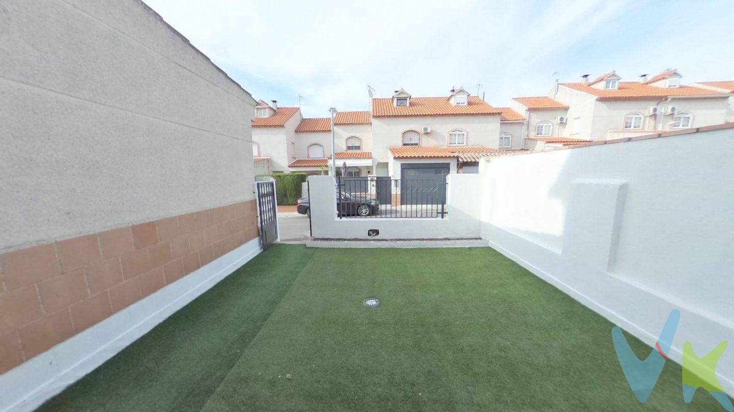 !VENTA DE CHALET EN LA MEJOR ZONA DE OLÍAS DEL REY, TOLEDO!
Características: Sauna, jacuzzi, gimnasio, patio delantero y trasero con césped artificial, garaje con 2 plazas de aparcamiento, 3 dormitorios con buhardilla, 2 baños, 1 aseo. Se deja amueblado, electrodomésticos y con las maquinas de gimnasio.
El dormitorio principal con armario empotrado. Calefacción por gas natural. Aire acondicionado en salón y habitaciones. Ventanas de aluminio con contraventanas y mosquiteras.
Hay despensa en la cocina, zona de billar en el sótano y bodega debajo de la escalera.
Superficie total 330m2 construidos. Superficie en catastro 147m2.
Situación: Chalet situado en el centro del pueblo, bien conectado con autobuses dirección Madrid y Toledo que pasan cada 30 minutos. En el entorno hay colegios, institutos, centro comercial, parques, supermercados, bancos, etc.
Tenemos financiera para tu hipoteca. Puedes consultarnos. Con 50.000€ de ahorro esta vivienda puede ser tuya.
Honorarios de intermediación inmobiliaria no incluidos en el precio.
"INFORMACIÓN VÁLIDA, SALVO ERROR TIPOGRÁFICO"
