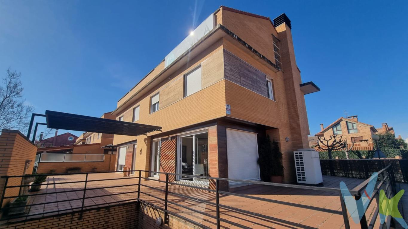 Propiedad única ubicada en la urbanización Residencial Topacio (lardero-La Rioja), formada por la unión de dos vivienda familiares, lo que da lugar a una vivienda de gran tamaño, con amplios espacios, excelentes calidades y múltiples posibilidades de uso. Actualmente parte del inmueble se encuentra acondicionada para uso profesional, pero su reconversión a vivienda unifamiliar completa es sencilla, lo que la convierte en una opción ideal tanto para una gran familia como para quienes deseen integrar vivienda y despacho profesional en un entorno residencial tranquilo y consolidado. La vivienda cuenta con una superficie construida de aproximadamente 603 metros cuadrados, distribuidos en varias plantas, con estancias amplias, luminosas y versátiles, fácilmente adaptables a dormitorios, zonas de estar, despachos o espacios polivalentes según las necesidades del comprador. Dispone de ascensor, jacuzzi, garajes, gran terraza, jardín con fuente, zonas exteriores amplias y se integra en una urbanización privada compuesta por un número reducido de viviendas, que cuenta con piscina comunitaria y cancha de tenis, ofreciendo un entorno cuidado y de alta calidad residencial. Los gastos de comunidad son muy reducidos, lo que supone un valor añadido poco habitual en propiedades de estas características. Por su configuración, ubicación y dimensiones, esta propiedad es especialmente adecuada para: Gran vivienda familiarVivienda con despacho profesionalProyecto de reconversión a vivienda unifamiliar exclusivaUso mixto residencial-profesional. Una oportunidad singular en una de las zonas residenciales más valoradas del entorno de Logroño, con fácil acceso y todos los servicios cercanos.  