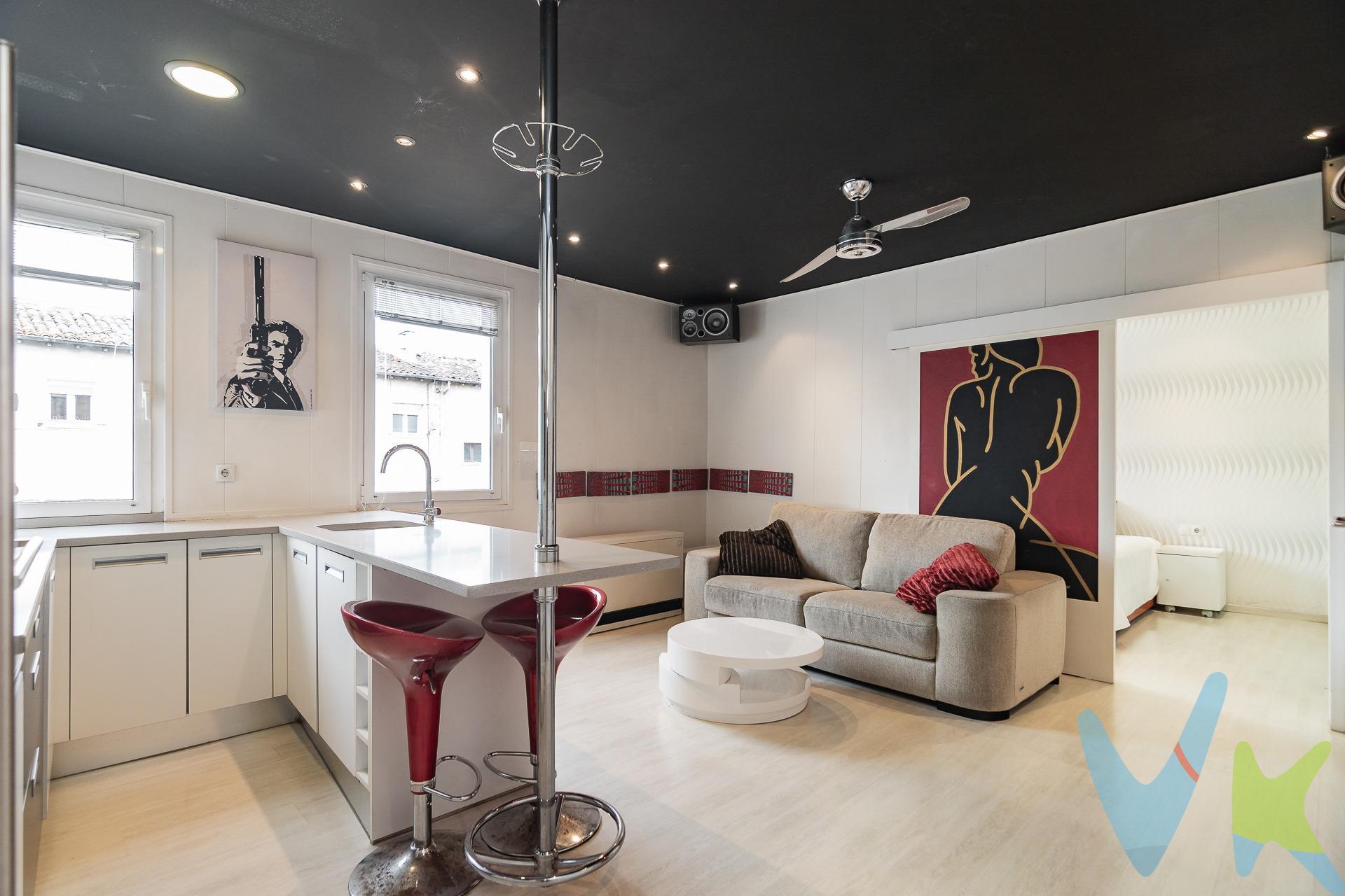 Estupendo apartamento reformado situado en una de las zonas más emblemáticas y tranquilas del Casco Antiguo de Pamplona, en la Calle Recoletas. La vivienda destaca por su diseño moderno y funcional. Cuenta con una cocina americana integrada en el salón, creando un espacio abierto y luminoso, perfecto para disfrutar de un ambiente acogedor y contemporáneo. La reforma ha sido realizada con materiales de calidad, cuidando cada detalle para ofrecer confort y estilo. El dormitorio es independiente y amplio, con espacio para almacenaje. El baño está totalmente actualizado, con un diseño actual y elegante. Apartamento luminoso en el que está aprovechado cada metro. ¡Una oportunidad única para vivir en el corazón de Pamplona o invertir en una propiedad con encanto!. GASTOS E IMPUESTO NO INCLUIDOS. 