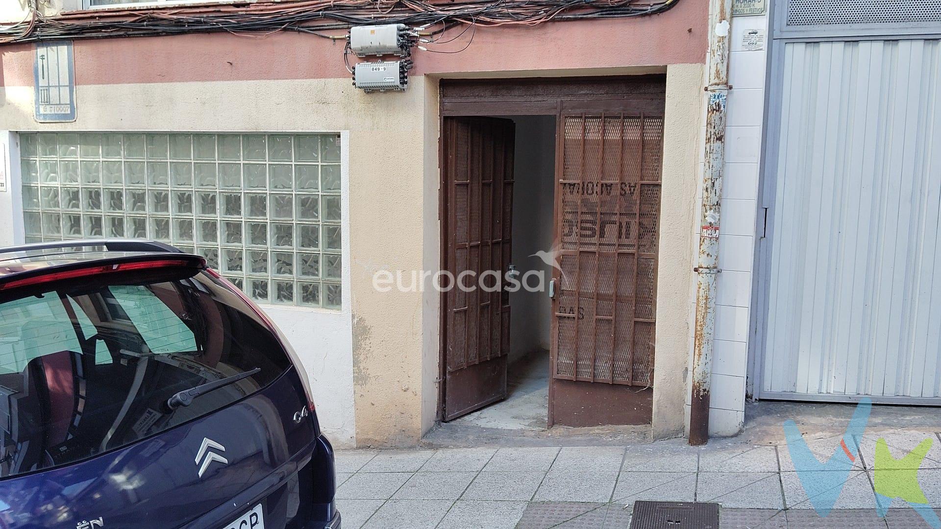 EL ESPACIO QUE NECESITAS. Si llevas tiempo buscando un espacio práctico en Santander, aquí tienes una oportunidad que puede interesarte. Se trata de un local de 34 m² que, por sus características, resulta ideal para quienes necesitan un almacén, un trastero de gran capacidad o un pequeño punto de apoyo en una de las zonas con más vida de la ciudad. La ubicación es, sin duda, su mayor reclamo. Nos encontramos en pleno corazón de una de las áreas más dinámicas y con mayor proyección de Santander, rodeada de actividad, comercios, servicios y un tránsito constante de personas. Una zona muy valorada tanto por quienes viven en ella como por quienes tienen aquí sus negocios, ya que combina la cercanía al centro con la comodidad de contar con todo lo necesario a mano: supermercados, cafeterías, bancos, tiendas de proximidad, transporte público y conexiones rápidas con el resto de la ciudad. Para muchos vecinos y profesionales, este tipo de local es un auténtico tesoro. Tener un espacio extra donde guardar material, stock, herramientas, bicicletas, documentación o incluso enseres personales que ocupan demasiado en casa, supone una enorme tranquilidad. Además, disponer de un almacén o trastero en una ubicación tan céntrica facilita el día a día, ya que puedes acceder fácilmente en cualquier momento, sin desplazamientos largos ni complicaciones de logística. Este local ofrece justamente eso: practicidad en un punto estratégico de Santander. Sus 34 m² brindan el espacio suficiente para adaptarse a diferentes necesidades, desde un simple desahogo para tu vivienda hasta el soporte perfecto para autónomos, pequeños negocios o empresas que requieren un lugar accesible para almacenar mercancía o material de trabajo. En definitiva, hablamos de un local versátil, en una zona con gran demanda y un entorno privilegiado, que puede convertirse en el complemento perfecto para tu vivienda o negocio. Una oportunidad difícil de encontrar en el mercado actual de Santander. 