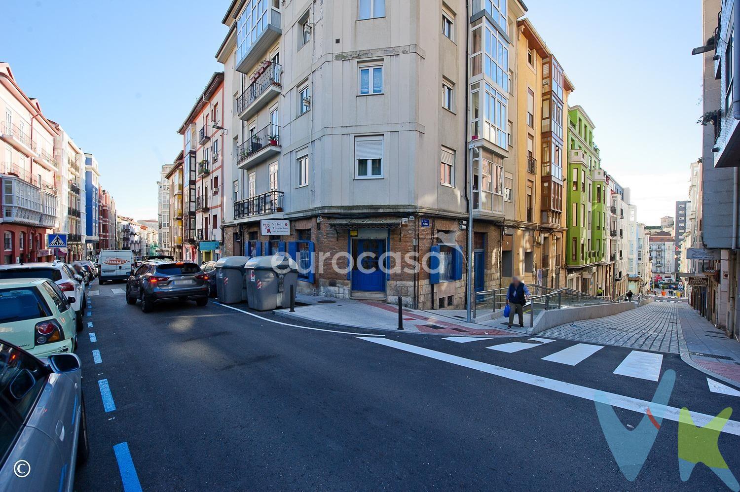 SANTANDER TIENE UN NUEVO TESORO GASTRONÓMICO ESPERANDOTE. Descubre este encantador restaurante en la calle Florida nº 18, con acceso también por la calle Cisneros. ¡Un sueño hecho realidad para los amantes de la hostelería!. La zona es inmejorable, ya que cuenta con todos los servicios a su alrededor. Comercios, oficinas, colegios, etc. ¡Es una calle con mucha vida!. Con aproximadamente 300 m2 distribuidos en dos plantas, la primera te recibe con una atmósfera acogedora. Encontraras una amplia zona de restaurante, recepción y barra para tomar un vino antes de cenar. ¡Imagina el deleite de tus comensales mientras disfrutan de cada bocado!. La cocina, con salida de humos hasta el tejado, es un verdadero santuario culinario; te brinda espacios amplios para crear una carta excepcional que conquistará los paladares más exigentes. Pero eso no es todo, si tus clientes buscan un espacio más íntimo para cenas de amigos, la planta baja les ofrece la atmósfera perfecta para reuniones memorables. ¡Y no te preocupes, los servicios están convenientemente ubicados para mayor comodidad!. Contáctanos hoy mismo y da vida a tu visión gastronómica en este rincón único de Santander. ¡Es tu oportunidad de brillar en el mundo de la hostelería!. 