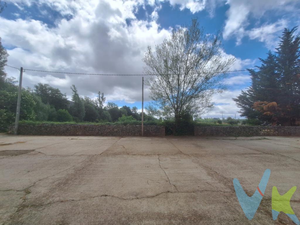 ¡Oportunidad Única! Finca Edificable en Venta en Santa Colomba de Curueño ¿Estás buscando el lugar perfecto para construir la casa de tus sueños? ¡Esta es tu oportunidad!   Características de la Finca:3199 m² edificables, ¡segregable en tres parcelas!Diseña y construye a tu gusto, con espacio para jardines, áreas recreativas y hasta una piscina.    Comodidades:Conexión a red eléctrica y agua, ¡sin complicaciones!Infraestructura lista para que empieces tu proyecto de inmediato .   Ubicación Ideal:A solo 30 minutos de León .Rodeada de naturaleza, con un río cercano que aporta paz y tranquilidad.   Acceso Rápido:Fácil conexión a carreteras principales, perfecto para escapadas a la ciudad o explorar los alrededores.   Actividades al Aire Libre:Senderismo, ciclismo y paseos en un entorno natural impresionante .Cada amanecer y atardecer te regalará vistas únicas y revitalizantes .   Invierte en tu Futuro:No solo adquieres una propiedad, sino la posibilidad de personalizar tu espacio desde el inicio .¡Reduce tiempos y costos en la construcción! .   ¡Ven a Verlo! Te invitamos a descubrir el encanto y potencial de esta finca. Programar una visita es la mejor manera de apreciar todo lo que esta oportunidad tiene para ofrecer .   ¡No dejes pasar esta oportunidad única de construir tu hogar en un entorno tranquilo!   Contáctame al 689403030 para más información. ¡Tu sueño de construir la casa perfecta te está esperando!     El precio del inmueble no incluye gastos de Notaría, Registro e Impuestos asociados a la operación.
