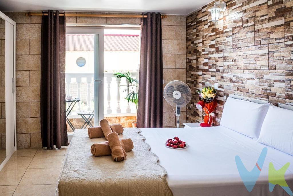 Hostal en Venta en El Tablero/Maspalomas: Oportunidad de Inversión Única con Alta Rentabilidad. Descubra este encantador hostal de 3 plantas ubicado en el corazón de El Tablero, Maspalomas, una de las zonas residenciales del sur de Gran Canaria. Ideal para inversores que buscan una alta rentabilidad, este inmueble cuenta con una estructura bien distribuida y múltiples características que lo hacen muy atractivo. Distribución del Inmueble:. Planta Principal (118m²):. 4 dormitorios dobles. 2 baños con ducha. Cocina totalmente equipada. Recepción . Planta Alta (118m²):. 5 dormitorios dobles. 2 baños con ducha. Planta Azotea (Ampliada en 2023):. 2 dormitorios dobles adicionales, construidas en 2023. 2 baños con ducha, también construidos en 2023. Trastero práctico usado como lavandería construido aprox. hace 10 años. Terraza transitable usado como solárium, perfecta para disfrutar del sol y relajarse. Esta planta ofrece una oportunidad única para personalizar el resto del espacio según sus necesidades y visión. Características Adicionales:. Luminosidad y Ventilación: Las habitaciones interiores tienen ventanas que dan al patio interior; todos los demás dormitorios tienen ventanas hacía el exterior. Rendimiento de Inversión: Este hostal es especialmente atractivo para inversores debido a su alta rentabilidad comprobada y es además, uno de los pocos inmuebles que cuenta con todos los permisos como hostal. . Ubicación Privilegiada:. El Tablero es una zona residencial tranquila y bien conectada con Maspalomas, famosa por sus dunas, playas y campos de golf. La proximidad a centros comerciales, restaurantes, y zonas de ocio, así como su excelente conexión con las principales vías de transporte, hacen de este hostal una inversión atractiva tanto para turistas tanta para corta estancia como alquiler de temporada. Legalmente se trata de 2 fincas registrales independientes, cada una de ellas de 118m2. La superficie extra se ha ganado en la reforma de acondicionamiento para hostal hace más de 10 años. . Para obtener más información sobre esta increíble oportunidad, no dude en contactarnos. . El precio no incluye impuestos y gastos de la compraventa: Impuesto de Transmisiones Patrimoniales (6,5%), honorarios de Notario, Registro de la Propiedad y gestoría. La oferta se sujeta a errores, cambios de precio, omisión y/o retirada del mercado sin aviso previo.