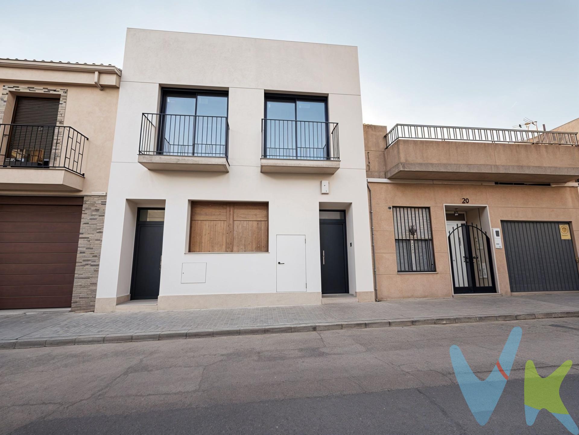 PISO A ESTRENAR CON TERRAZA PRIVADA DE 25 M² EN MONCADA. Planta baja | 105 m² aprox. | 2 dormitorios | 2 baños | Terraza de 25 m² | Personalización de acabados | Entrega: Febrero 2027. ¿Te imaginas estrenar una vivienda diseñada a tu gusto y disfrutar de una espectacular terraza privada de 25 m²?. Te presentamos esta exclusiva oportunidad de adquirir una vivienda de obra nueva en planta baja en Moncada, con una distribución moderna, funcional y la ventaja única de poder personalizar determinados materiales y acabados antes de la entrega. Para que puedas hacerte una idea fiel del proyecto y su potencial:. Fotos e imágenes de SIMULACIÓN (Renders): Muestran cómo quedará la vivienda una vez finalizada la obra y decorada. Fotos del ESTADO ACTUAL: Reflejan el avance real de la construcción. TOUR VIRTUAL: Combina la recreación virtual del espacio terminado con la visión del estado actual de la obra. Con un total de 105 m² construidos aprox., la vivienda destaca por sus espacios amplios y confortables:. Salón-comedor con cocina integrada: Un espacio abierto, diáfano y muy luminoso, pensado para el día a día. 2 Dormitorios: El principal cuenta con baño privado en suite y espacio para vestidor o zona de almacenaje. 2 Baños completos de diseño contemporáneo. Terraza privada de 25 m²: El gran atractivo de la vivienda. Un oasis exterior ideal para crear tu zona de comedor al aire libre, un área de relax, un pequeño jardín o compartir momentos inolvidables. Al estar la finalización prevista para febrero de 2027, aún estás a tiempo de seleccionar determinadas calidades y acabados según tus gustos. Estrena casa adaptada a tu estilo desde el primer día, sin reformas posteriores ni costes añadidos. Obra nueva en Planta Baja. 105 m² construidos aprox. Terraza privada de 25 m². 2 dormitorios (principal con baño en suite y vestidor/trastero). 2 baños completos. Climatización: Aire acondicionado frío/calor. Opciones de personalización de calidades. Calentador de Aerotermia. Fecha de entrega: Febrero 2027. Ubicado en una zona tranquila de Moncada, rodeado de todos los servicios necesarios para el día a día y con excelentes conexiones con Valencia capital. . VENTA:. PVP 299.000€. Gastos e impuestos no incluidos en el precio. La compra conlleva impuestos y gastos de formalización para el comprador. Tratándose de un inmueble de obra nueva, la venta está sujeta al 10% de IVA sobre el precio de compraventa. Asimismo, la compraventa tributa por el Impuesto sobre Actos Jurídicos Documentados (AJD), cuyo tipo general en la Comunidad Valenciana es del 1,5% (pudiendo aplicarse tipos reducidos según las circunstancias personales del comprador u otras circunstancias previstas legalmente). En cuanto a los gastos de notaría y registro, suelen oscilar aprox. entre el 1,5% y el 2,5% (aranceles variables según precio, n.º de copias y complejidad). El comprador elige notario. Si el comprador precisase de hipoteca: tasación, condiciones y costes bancarios serán según entidad elegida por el comprador, así como los gastos de gestoría, y cualesquiera otros gastos inherentes a la formalización de la compraventa que legalmente correspondan a la parte. compradora, salvo pacto expreso en contrario con el vendedor. El consumidor tiene, conforme a la normativa vigente, a su disposición información y documentación adicional relativa al inmueble y condiciones de la compraventa, que podrá ser consultada en C/Joaquín Costa 4, bajo 46005 Valencia. Honorarios de mediación inmobiliaria a cargo del COMPRADOR: (3% del precio final de venta más IVA (21%) salvo salvo otro pacto.); y de VENDEDOR (según acuerdo con el mismo). Se informa al consumidor que la agencia actúa como intermediaria inmobiliaria en la operación, estando cualquier eventual compraventa y sus condiciones sujeta a la aceptación expresa del propietario-vendedor y a la posterior formalización del correspondiente contrato.
