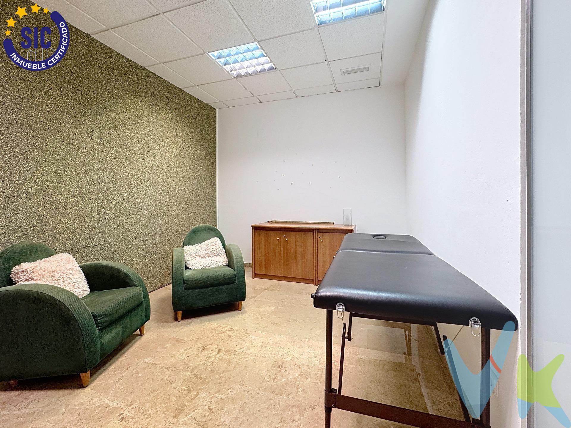 Se vende despacho de 91 m² construidos, en perfecto estado y totalmente acondicionado para iniciar su actividad desde el primer día. Ideal para despachos profesionales, gestorías o cualquier negocio que busque visibilidad y una ubicación estratégica. Características principales:. Superficie: 91 m² construidos. Distribución: 3 despachos independientes con armarios empotrados. Baños: Aseo completo con posibilidad de agregar plato de ducha. Ademas, 1 aseo completo fuera de la oficina (en zonas comunes del edificio). Equipamiento aire acondicionado frío-calor. Estado: segunda mano / buen estado. Año de construcción: 2000. Planta: 1ª, exterior, en edificio de solo 1 planta. Uso: mixto, oficinas y profesional. Seguridad: puerta blindada de acceso. Acabados: suelos de gres resistentes, climatización frío/calor en todo el despacho. Luz natural: grandes ventanales con vistas a la plaza. Entorno y ubicación estratégica:. Situada en la Plaza Unión Musical, una de las zonas más representativas, con gran tránsito peatonal y excelente visibilidad. Metro y autobuses a escasos metros. Aparcamiento público y privado cercano. Rodeado de bancos, comercios y servicios esenciales. Torrent: más de 90.000 habitantes, a solo 9 km de Valencia, perfectamente conectado por carretera y metro. Ventajas destacadas:. Espacio listo para entrar, sin necesidad de inversión adicional. Entorno consolidado y dinámico con gran proyección. Máxima accesibilidad y comunicaciones. Luminosidad y confort garantizados para un entorno de trabajo motivador. Contáctenos hoy mismo para ampliar información y concertar una visita.