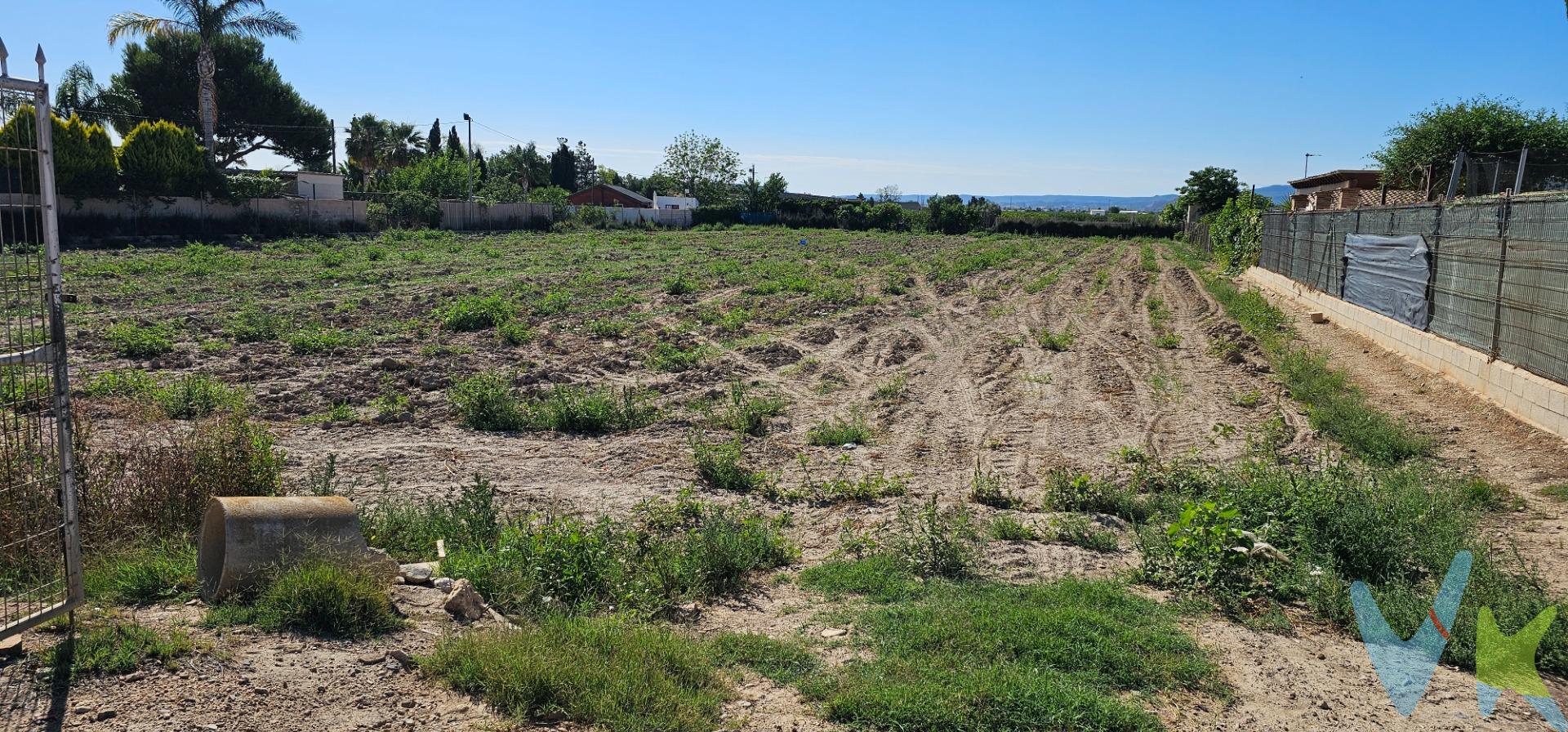 Crea tu zona de ocio en éste terreno rústico en la huerta de Cobatillas. Una superficie de 1946m2, con 17 metros lineales de fachada, rodeado de huerta y paisaje y muy cerca de la zona centro del pueblo de Cobatillas, donde encontrarás el colegio, supermercado, campo de fútbol y centro de salud. A pocos kilómetros tienes zonas de restauración e hipermercados.. El terreno tiene agua de riego, para poder plantar tus arboles frutales y tus verduras, así como un espacio ideal para tener zonas de ocio. Cuando te pongas en contacto con nosotros te informaremos de los gastos que no están incluidos en el precio, gastos de compraventa y honorarios de agencia y te ayudaremos en todo el proceso de compraventa.