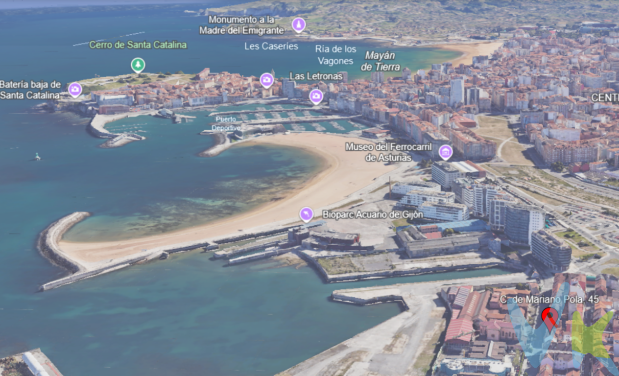 Presentamos esta exclusiva vivienda junto a la playa de Poniente, situada en Calle Mariano Pola nº 45, segunda planta, en una de las ubicaciones con mayor proyección y atractivo de Gijón.Con una superficie construida de 95 m², esta propiedad destaca por su excelente distribución, luminosidad y privilegiada situacion. Sus espacios ofrecen amplitud y confort, distribuyéndose en salón, cocina independiente, tres dormitorios y dos baños completos.La vivienda incluye una plaza de garaje en el precio, situada a escasos metros del portal, un valor añadido imprescindible en una zona cada vez más demandada.El edificio ofrece una imagen cuidada, al igual que el portal, ascensor amplio, reflejando en su conjunto un excelente estado.Situada a pocos metros de la Playa de Poniente, te permite relajarte dando un agradable paseo caminado al centro de la ciudad, y tambien te permite disfrutar de la mejor combinación entre entorno marítimo, vida urbana y calidad residencial.La zona se encuentra inmersa en uno de los procesos de transformación urbana más importantes del Principado de Asturias. Destacan proyectos como Naval Azul, orientado al desarrollo empresarial e innovador vinculado a la economía azul, así como la futura integración urbana derivada del soterramiento ferroviario, que dará lugar a nuevos espacios verdes, viviendas y áreas de expansión moderna para la ciudad.Todo ello convierte esta propiedad en una excelente oportunidad tanto para residencia habitual como para inversión patrimonial de futuro.Además, dispone de excelentes comunicaciones con la autovía y acceso inmediato a todos los servicios: colegios, supermercados, comercios, cines y zonas de ocio.El precio de venta no incluye el Impuesto de Transmisiones Patrimoniales (ITP), gastos de notaría, registro de la propiedad y demás gastos inherentes a la compraventa, ni los honorarios de agencia inmobiliaria a cargo del comprador.Algunas fotografias de este anuncio son una propuesta de reforma realizada mediante home staging virtual con inteligencia artificial, que muestra cómo podría transformarse esta vivienda tras una actualización estética.