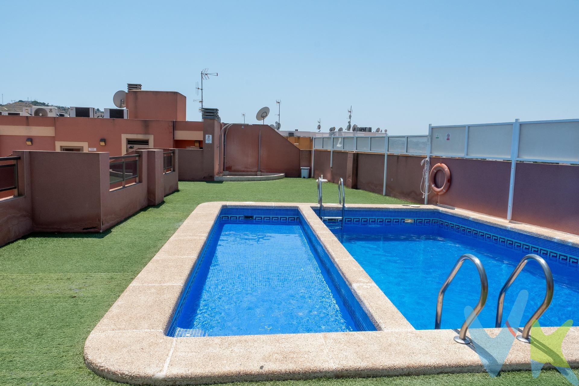 Si buscas una vivienda cómoda, práctica y con espacios exteriores para disfrutar del clima de la Costa Blanca, esta puede ser tu oportunidad. En exclusiva, Mocadi Real Estate presenta este acogedor apartamento situado en Calle Perragorda, 27, Formentera del Segura, una localidad tranquila con todos los servicios necesarios a pocos minutos. La vivienda cuenta con 55 m² construidos, distribuidos en un luminoso salón-comedor, cocina, 2 dormitorios (uno principal y un segundo dormitorio ideal para invitados, despacho o habitación infantil) y 1 baño completo. El residencial dispone de una fantástica piscina comunitaria, perfecta para refrescarse durante los meses de verano y disfrutar del excelente clima de la zona. ✅ 55 m² construidos. ✅ 2 dormitorios. ✅ 1 baño completo. ✅ Piscina comunitaria. ✅ Zona tranquila y bien comunicada. ✅ Ideal como vivienda habitual, segunda residencia o inversión. Propiedad comercializada en exclusiva por MOCADI Inmobiliaria. Contacta con nosotros y ven a visitarla. . La descripción y los datos del presente inmueble tienen carácter meramente informativo y en ningún caso contractual. 