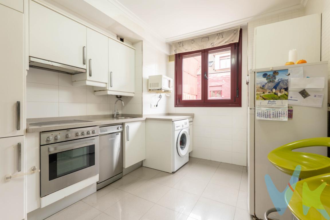 Ponemos a la venta esta bonita propiedad en la zona del Llano alto, de dos dormitorios, salón, cocina y 2 baños, con dos piezas a la calle María Dolores, salón y dormitorio, y las otras dos a un patio amplio y luminoso, que nos proporciona sol a partir del mediodía gracias a su orientación Suroeste. Se trata de un edificio construido en el año 2008, por la Constructora Fresno, con altas calidades constructivas. Actualmente la vivienda tiene inquilino, con una  renta que proporciona una buena rentabilidad. Ubicado en una zona donde centros comerciales, centros educativos, o el parque de los Pericones, al mayor pulmón verde que tenemos en la ciudad, se encuentra a un paso. No dejes escapar esta oportunidad de adquirir una excepcional vivienda a un gran precio. Llámanos, estaremos encantados de enseñártela,En el precio final no están incluidos el Impuesto de Transmisiones Patrimoniales ni los gastos de Notaría y Registro