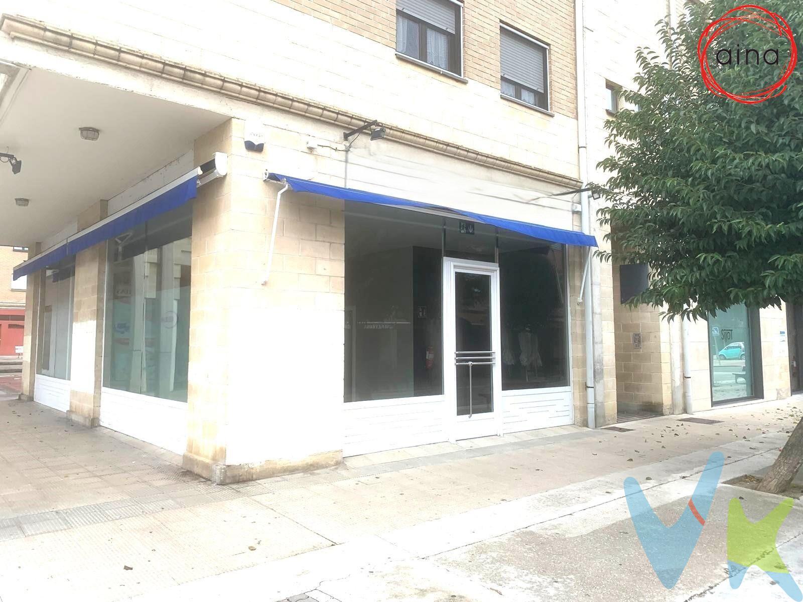 ¡Oportunidad única en Zizur Mayor! Se vende o alquila magnífico  local comercial reformado en una ubicación privilegiada, justo a lado del del Ayuntamiento y rodeado de todos los servicios como cafeterías, supermercados, fruterías y más. Este local de esquina de 81 m² construidos (75 m² útiles) ha sido completamente acondicionado en los últimos 5 años, convirtiéndolo en un espacio ideal para tu negocio. La distribución del local incluye una amplia sala de 41,65 m² que ofrece capacidad para 3-4 puestos de trabajo y una zona de espera para clientes. Además, cuenta con un aseo, un pequeño almacén, y un archivo de 9,40 m² en el fondo, donde se encuentran la caldera de gas individual para calefacción y agua caliente sanitaria. Al fondo también encontrarás un despacho adicional de 11,65 m², perfecto para reuniones o como despacho principal. El local destaca por su gran visibilidad gracias a sus dos amplios escaparates, que te permitirán promocionar tu negocio y atraer la atención de todos los transeúntes. Su ubicación estratégica, en una zona con un constante flujo de personas, lo convierte en el lugar perfecto para iniciar tu proyecto emprendedor. En Venta: 120.000 € en Alquiler: 700 €/mensuales y también se contempla un Alquiler con Opción de Compra si lo desea. ¡No dejes pasar esta oportunidad! Llama ahora para agendar una visita y conocer en persona todo el potencial de este local en una de las mejores zonas de Zizur Mayor. Los datos proporcionados son meramente informativos y no tienen valor contractual. El precio de venta no incluye impuestos ni gastos de transmisión.