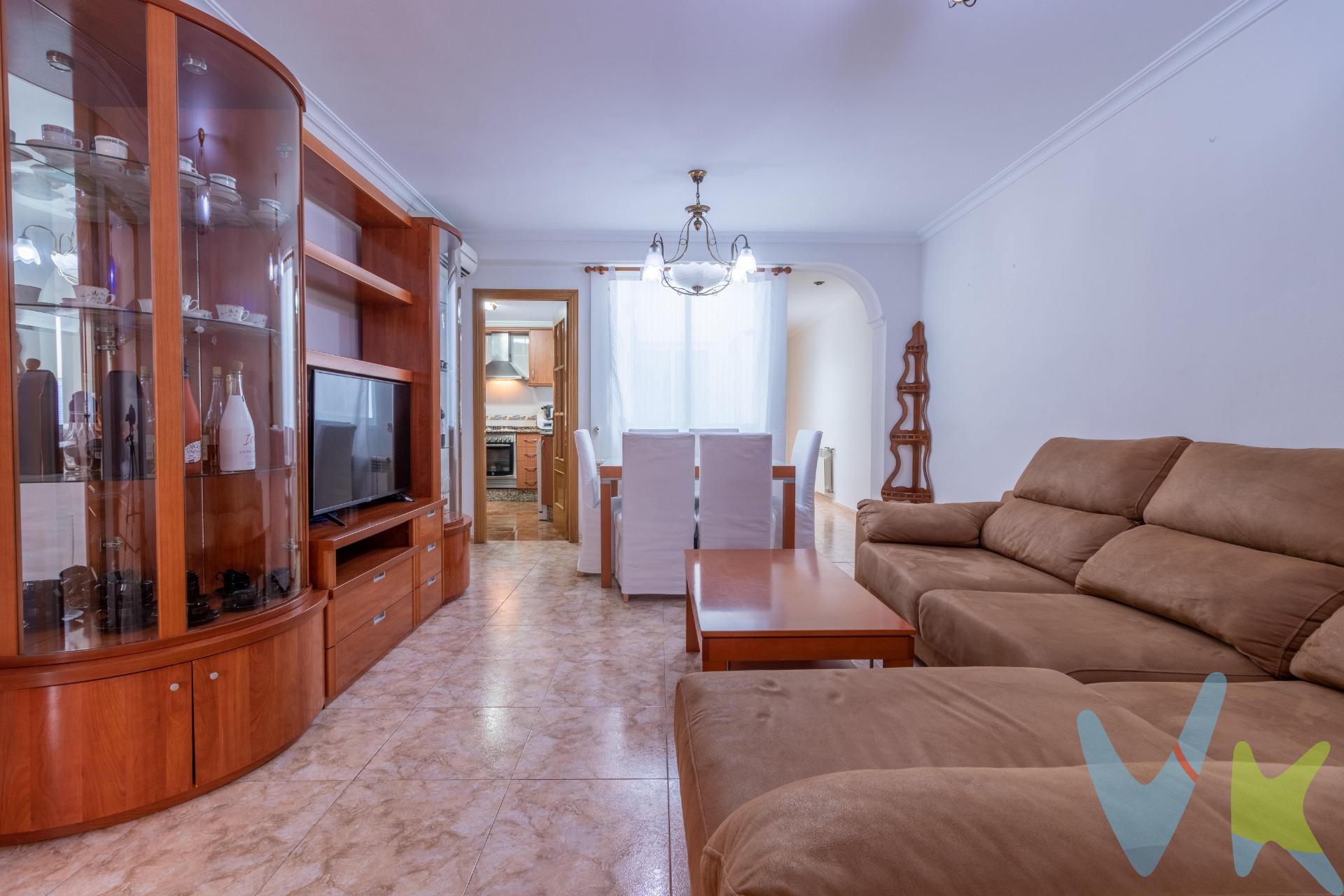 Te presentamos esta vivienda en la segunda planta de una casa independiente , con garaje comunitario para dos vecinos y terraza comunitaria de 100 metros en la azotea para dos vecinos.  La vivienda se encuentra en perfecto estado para entrar a vivir y poder disfrutar de una serie de  privilegios que nos ofrecen una terraza de 100 metros que aunque comunitaria es de dos vecinos solamente, al igual que la planta baja que se utiliza como garaje o almacén , es de dos vecinos solamente que son los que forman la comunidad. . A la entrada a la vivienda , nos encontramos el salón comedor, con acceso con dos habitaciones independientes y exteriores , la cocina amplia con mesa y  4 sillas , muebles de madera, bancada de marmol, caldera marca VAILLANT ,  sistema de osmosis, cocina de gas y horno  marca BALAY , armarios grandes al lado del frigorífico.  Disponemos de dos baños , radiadores de gas instalados  por toda la vivienda para los días fríos de invierno, dos aparatos de aire acondicionado en comedor  y habitación de matrimonio con baño en suite y un gran armario empotrado con su escritorio.  Subiendo a la siguiente planta vamos a poder disfrutar de una terraza de 100 metros en el Puerto de Sagunto , donde poder disfrutar de su tranquilidad  por la zona en la que se encuentra la vivienda. con acceso muy rápido para la entrada y salida al Puerto de Sagunto , a la playa  o dirección a Valencia por la cuarta planta. Por último el garaje es para dos vecinos , posibilidad de poner dos coches o cerrar la parte correspondiente a cada vecino, entrada y salida con puerta grande de garaje y entrada independiente por la puerta de entrada. . “El precio indicado no incluye gastos ni otros conceptos. A tal efecto, se informa que al referido precio habrá que añadirle los gastos propios de la transmisión inmobiliaria, entre los que cabe enumerar los siguientes: honorarios notariales, impuesto al que se encuentre sujeta la transmisión (Impuesto sobre el Valor Añadido o Impuesto sobre Transmisiones Patrimoniales y Actos Jurídicos Documentados, según el caso), gastos de inscripción en el Registro de la Propiedad y honorarios de intermediación de la agencia inmobiliaria”.  .  Por mandato expreso del propietario, comercializamos este inmueble en exclusiva, por lo que garantizamos un servicio de calidad, un trato fácil, sencillo y sin interferencias de terceros. Por este motivo, se ruega no molestar al propietario, a los ocupantes de la propiedad, a los vecinos, o conserjes del edificio o urbanización si los hubiera. Muchas gracias por su comprensión. Si usted es agencia inmobiliaria y tiene un cliente para este inmueble, llámenos, estaremos encantados de colaborar en esta y otras operaciones.  .  Este inmueble se vende en cuerpo cierto y las medidas expuestas en el anuncio son aproximadas.