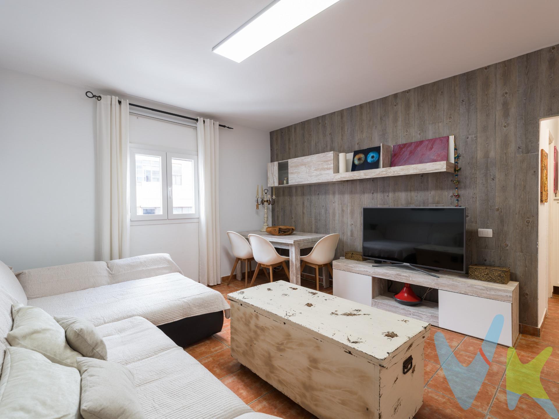 Amplio y luminoso piso ubicado en la primera planta de un edificio residencial en El Tablero, en el municipio de San Bartolomé de Tirajana. Esta zona, cada vez más valorada por su cercanía con Maspalomas y sus excelentes conexiones, resulta ideal tanto para quienes trabajan o residen en el sur de la isla como para inversores que buscan una propiedad cerca de las principales zonas turísticas de Gran Canaria. En sus alrededores se encuentran centros comerciales, colegios, supermercados, servicios de salud y transporte público, todo a solo unos minutos de las famosas dunas y playas del sur. La propiedad cuenta con una superficie construida de 128m2, y se distribuye en dos dormitorios dobles, uno de ellos con vestidor y armarios empotrados, un dormitorio adicional de tamaño simple, dos baños completos, cocina independiente con acceso a una práctica solana, y un salón-comedor amplio y muy luminoso gracias a sus ventanales. Una excelente oportunidad para quienes buscan amplitud, buena ubicación y comodidad en el sur de la isla. El precio no incluye impuestos y gastos de la compraventa: Impuesto de Transmisiones Patrimoniales (6,5%), honorarios de Notario, Registro de la Propiedad y gestoría. La oferta se sujeta a errores, cambios de precio, omisión y/o retirada del mercado sin aviso previo.