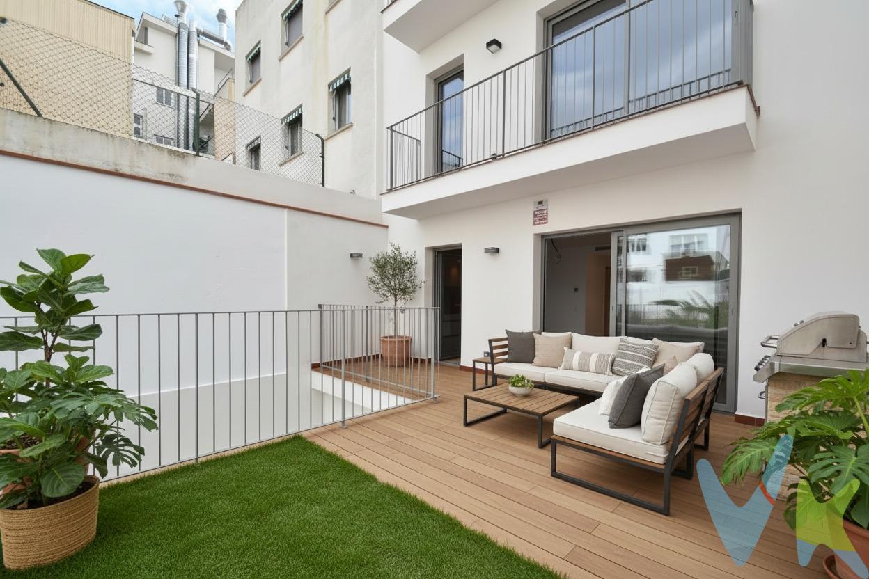 Primer piso obra nueva en venta con terraza de 25m². ¿Imaginas desayunar cada mañana al aire libre en pleno centro de Vilanova?. ¡Oportunidad única en el centro! Vendemos magnífico primer piso de obra nueva que destaca por su excelente terraza de 25 m², un desahogo exterior difícil de encontrar en zonas tan céntricas, tendrás el espacio justo para tus cenas con amigos o para que tus mascotas disfruten del sol, manteniendo la intimidad que deseas. Este 1er piso de obra nueva te ofrece todo lo que estás buscando. La finca tiene ascensor y los acabados de gran calidad no te dejarán indiferente. Gran salón-comedor, 2 habitaciones y 2 baños completos. Ubicación estratégica en una ciudad costera con encanto, excelente gastronomía y conexiones inmejorables (30' de Barcelona y 20' del aeropuerto). No es solo un piso, es el estilo de vida que te mereces. ¡Contáctanos para una visita!. Certificado Energético: Referencia 39R8SL8CC Consumo de energia A 22 Kwh-m² año Emisiones A 22 Kg CO2-m² año. Número de licencia de obras:   1184/2021. Número de licencia de primera ocupación: 373/2026/eOBR. El precio no incluye impuestos (ITP, IVA i AJD), ni los gastos de notario ni los de registro. Las fotografías y los renders no tienen valor contractual; son únicamente ilustrativos y están sujetos a modificaciones. . 