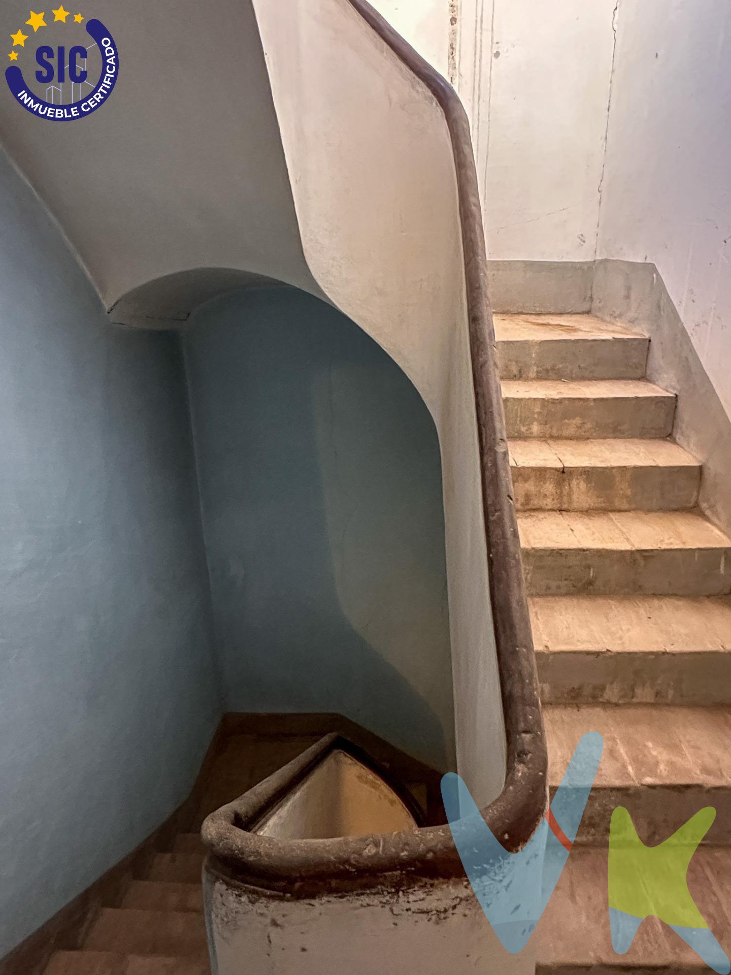 Presentamos una excepcional propiedad ubicada en el corazón de Castellón. Esta casa se asienta sobre una parcela de 100 m² y cuenta con un diseño distribuido en planta baja más dos alturas. Actualmente vacía y lista para ser reformada según sus necesidades e ideales; la distribución permite múltiples posibilidades tanto como restaurante debido a su estratégica ubicación cercana al bullicio del área comercial, así como también puede convertirse en un encantador hogar familiar. En la planta baja encontramos cuatro estancias amplias que ofrecen versatilidad funcional además de una cocina  y baño. La primera planta consta adicionalmente con cinco espacios flexibles mientras que la tercera brinda otras cuatro áreas aprovechables perfectas para crear ambientes acogedores o innovadores proyectos comerciales. Una terraza situada en la parte superior ofrece vistas despejadas del entorno urbano proporcionando ese toque especial tan deseado por los amantes del aire libre sin salir del encuadre citadino. No deje pasar esta oportunidad única: bien sea construir tu futuro negocio enfocado hacia la gastronomía local o transformar este espacio revitalizando sus tradiciones familiares - aquí lo tendrás todo al alcance. Este inmueble es en exclusiva, con lo que le facilitamos cualquier información sobre la vivienda. Por este motivo, solicitamos no molesten al propietario, ocupantes de la propiedad, vecinos o conserje de la comunidad. En todos los casos los precios expuestos son más impuestos y gastos derivados de la transmisión del inmueble. 