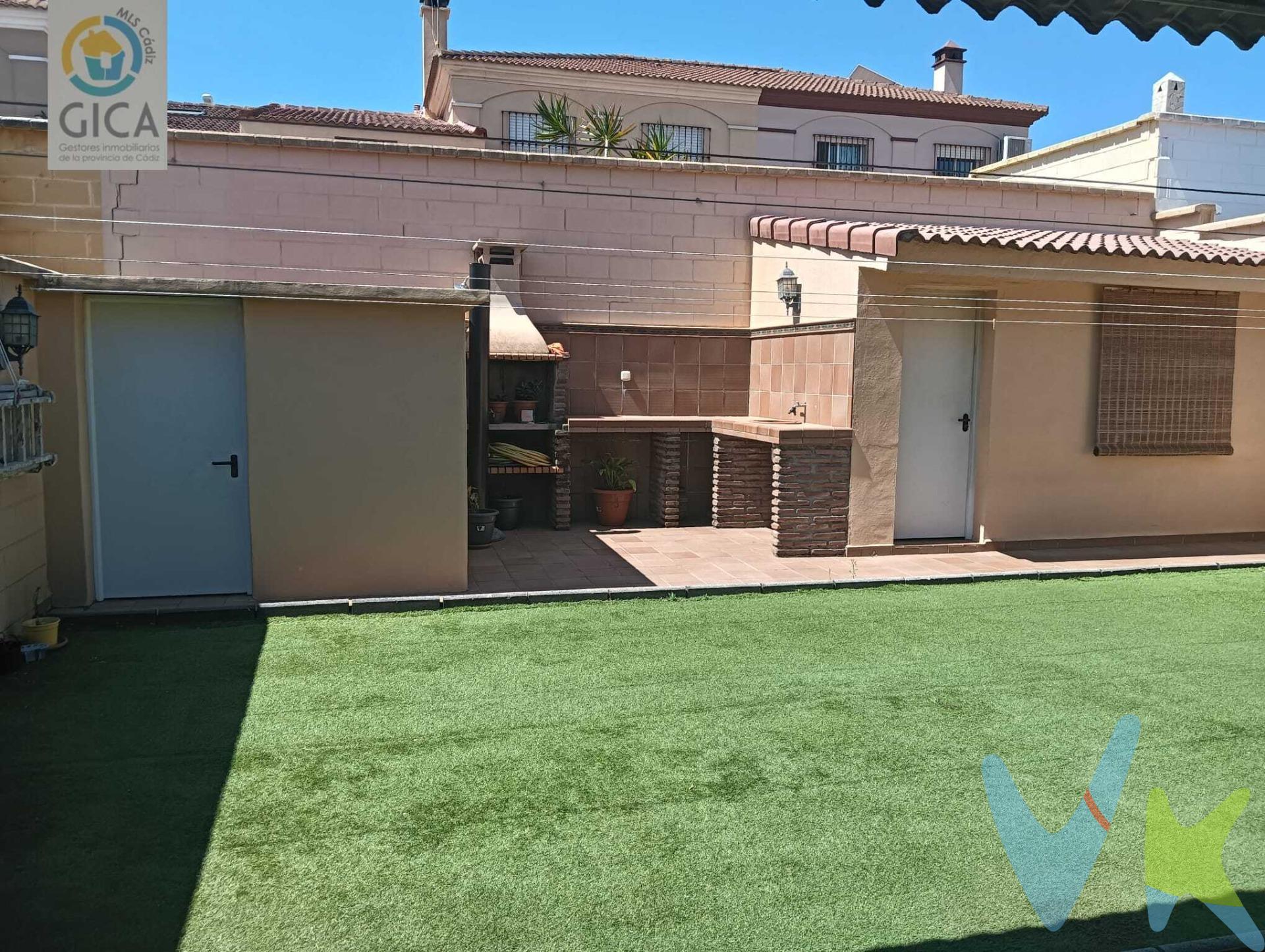 ¡Descubre la vida que siempre soñaste en esta increíble casa pareada ubicada en el vibrante barrio de La Menacha!.  Con 142 m² bien distribuidos, este hogar cuenta con una habitación doble perfecta para descansar y dos habitaciones sencillas ideales para dar rienda suelta a tu creatividad. El baño y un aseo son prácticos y funcionales, listos para adaptarse a tus necesidades diarias. Su estado es impecable, lista para entrar. Disfruta cocinando entre muebles modernos mientras te relajas al lado de la chimenea o aprovechas esos días soleados haciendo barbacoa en el jardín privado; ¡ideal para tus reuniones con amigos! Además, tendrás un patio luminoso donde disfrutar del aire libre rodeado de árboles frondosos que aportan frescura al ambiente. Este lugar también incluye extras como videoportero por tu seguridad y parking incluido —un lujo cada vez más difícil de encontrar— además estarás cerca colegios y parques perfectos si tienes peques o simplemente quieres salir a pasear. No pierdas la oportunidad de vivir aquí: ¡tu nuevo hogar te espera!. --------------------------------------------------. Informamos a nuestros clientes que los gastos de notaría, registro, gestoría, impuestos y los honorarios de la agencia  NO están incluidos en el precio. A su vez, disponemos del documento informativo abreviado de la propiedad (según decreto 218/2005, del 11 de octubre) y de seguro de caución, para la protección del dinero entregado como señal para la reserva de una vivienda. Por mandato expreso del propietario, comercializamos este inmueble en exclusiva, lo que le garantiza el acceso a toda la información, a un servicio de calidad, un trato fácil, sencillo y sin interferencias de terceros. Por este motivo, se ruega no molestar al propietario, a los ocupantes de la propiedad o a los vecinos. Muchas gracias por su comprensión. 