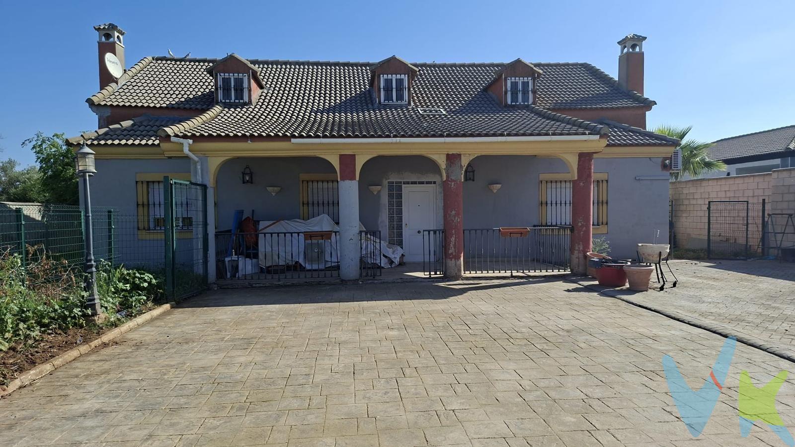 PRECIO 199.000€ + GASTOS . Finca no hipotecable, pendiente de formalización. . Ubicada en un entorno exclusivo, tranquilo, y a tan solo 15 minutos de Sevilla, presentamos esta espectacular propiedad que combina amplitud, comodidad y privacidad, ideal para familias o para quienes buscan disfrutar de grandes espacios tanto en el interior como en el exterior. La vivienda cuenta con 290 m² útiles, distribuidos de forma funcional para ofrecer el máximo confort y calidad de vida. La vivienda cuenta con:. * Siete amplios dormitorios. * Cuatro baños. * Gran salón luminoso, ideal para reuniones familiares y momentos de ocio. * Cocina . * Lavadero independiente. * Piscina privada, perfecta para disfrutar de los días soleados. * Magnífica zona de barbacoa, ideal para celebraciones y reuniones con familiares y amigos. * Amplias zonas exteriores para disfrutar de la tranquilidad y el aire libre. Destaca por:. * Su ubicación en urbanización privada con vigilancia. * Su cercanía a Sevilla, a solo 15 minutos. * La amplitud y luminosidad de todas sus estancias. * Su excelente distribución. * La privacidad y seguridad del entorno. Una propiedad única que reúne todas las características necesarias para disfrutar de una vida cómoda y exclusiva, convirtiéndose en una oportunidad excepcional para quienes buscan espacio, tranquilidad y calidad de vida en una ubicación privilegiada, con la comodidad de tener Sevilla a escasos minutos. . En cumplimiento de las obligaciones de información previstas en la Ley 10/2025, de 28 de diciembre, de servicios de atención a la clientela y transparencia, así como en la normativa sectorial vigente, se hace constar que el precio indicado no incluye los gastos e impuestos inherentes a la adquisición, los cuales se desglosan a continuación:. •	Impuesto sobre Transmisiones Patrimoniales (ITP): Se aplicará el tipo impositivo vigente en la Comunidad Autónoma de Andalucía, generalmente el 7% (13.930€), sin perjuicio de tipos reducidos del 3,5%, 1,2% o 1% aplicables según las circunstancias personales del comprador o las características del inmueble). El impuesto se devenga sobre el Valor de Referencia de Catastro o el precio de venta, aquel que resulte superior. •	Gastos de Notaría: Los honorarios notariales se calcularán conforme al arancel oficial regulado en el Anexo I, del Real Decreto 1426/1989, de 17 de noviembre, por el que se aprueba el arancel Notarial. •	Gastos de Registro: La inscripción en el Registro de la Propiedad se facturará según el arancel oficial establecido en el ANEXO I, del Real Decreto 1427/1989, de 17 de noviembre, por el que se aprueba el arancel Notarial. •	Gastos de Gestión (Gestoría): Los honorarios por la tramitación administrativa, liquidación de impuestos e inscripción registral ascienden aproximadamente a [545] € (IVA incluido). •	Honorarios Agencia del Vendedor: incluidos en el PVP. •	Honorarios Agencia del comprador: La agencia prestará los servicios de información, asesoramiento y acompañamiento previstos en el Encargo de Servicios y en el D.I.A. Si solicita servicios adicionales o personalizados, sus honorarios serán informados previamente, de forma individualizada y por escrito, conforme a la libertad de pactos y a la normativa vigente. NO VINCULADOS AL PRECIO DE COMPRA. Para una información exhaustiva sobre el funcionamiento, tipos impositivos y bonificaciones del ITP en Andalucía, puede consultar el portal oficial de la Agencia Tributaria de la Junta de Andalucía en el siguiente enlace:. https://www.juntadeandalucia.es/organismos/economiahaciendayfondoseuropeos/areas/tributos-juego/tributos/paginas/impuestos-cedidos-transmisiones.html; . Documento D. I. A. a disposición del consumidor según Decreto 218/2005 Junta de. Andalucía. 