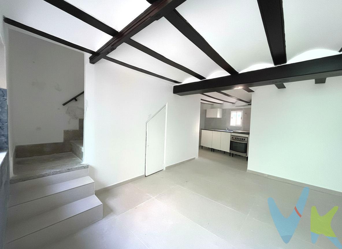 En pleno corazón de Requena, en la tranquila y encantadora zona de Las Peñas, sale a la venta esta acogedora casa de tres plantas ubicada en la Calle Talega: un hogar con historia, carácter y una reforma reciente que la convierte en una oportunidad única para quienes. buscan combinar tradición y confort moderno. Con 87 m² distribuidos en tres alturas, esta vivienda ha sido semi reformada con gusto y dedicación, conservando su esencia mientras incorpora mejoras clave que garantizan comodidad y tranquilidad durante muchos años. En la planta baja encontrarás un luminoso salón que conecta directamente con una cocina americana completamente nueva a estrenar, un espacio que invita a compartir momentos, cocinar sin prisas y disfrutar de un ambiente abierto y práctico. Además, incluye un aseo reformado con estilo moderno, ideal para el día a día. La segunda planta ofrece una acogedora habitación, una sala de estar perfecta para desconectar y un baño completo de diseño actual, equipado con un elegante plato de ducha que aporta amplitud y comodidad. En la última planta, la luz natural se cuela por cada rincón para dar vida a dos habitaciones adicionales y otra sala de estar, un espacio versátil perfecto para adaptarse a cada etapa y necesidad: zona de descanso, despacho, juegos o simplemente un rincón para inspirarse. La casa cuenta con ventanas y puertas nuevas, fontanería completamente renovada, electricidad a medio actualizar y suelos de gres recién instalados, lo que supone una base sólida para terminar la reforma a tu gusto y convertir esta casa en el hogar que siempre imaginaste. Si buscas vivir en un lugar con alma, carácter y potencial, en un barrio con encanto y tranquilidad, esta es tu oportunidad. Una casa especial que espera a alguien especial.