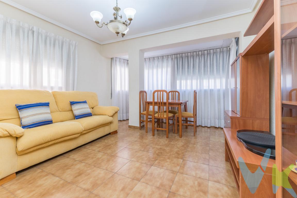 Estupendo piso en venta en Alaquàs, esquinero y con todos los servicios a un paso!! se trata de  una vivinenda en finca con ascensor, dispone de tres dormitorios y un baño, cocina independiente con electrodomésticos incluidos y además tiene balcón. Si estas buscando piso para entrar a vivir es una muy buena oportunidad, ya que se encuentra en buen estado y listo para entar.la ubicación es perfecta ya que está a un paso de la avenida principal, rodeado de comercios, supermercados, parada de bus y colegios. que mas se puede pedir!! No pierdas la oprtunidad de verlo y solicita un visita ya!!La descripción del presente inmueble e imágenes tienen mero carácter informativo y en ningún caso carácter contractual, pudiendo ser modificados por la agencia inmobiliaria sin que ello implique responsabilidad alguna frente a terceros.Los gastos, impuestos derivados de la compra y honorarios al comprador no están incluidos en el precio. Para más información y asesoramiento acerca de las opciones de compra, quedamos a tu disposición.Por decisión de los propietarios, gestionamos y comercializamos esta vivienda en multiexclusiva, por lo que un amplio conjunto de agencias inmobiliarias ofrecemos el inmueble con garantías calidad y seguro . Por este motivo, se ruega no molestar a los propietarios. Contacta con nosotrxs y te informaremos de todo!