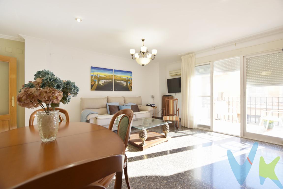 ¿Eres exigente, necesitas espacio y buscas una vivienda grande? ¡La tenemos! más 170m2 en dos plantas, tipo duplex, para familias numerosas y o tener un rincón favorito exclusivo, incluso tu habitación para teletrabajar. ¡Menudo lujo! Además, la promoción cuenta con pocos vecinos, 5 viviendas y la armonía es total para decidir todas las mejoras en la comunidad. En planta primera, hay dos comedores, uno principal con salida a un balcón doble orientación sur, muy luminoso y otro, desde la cocina office, de más de 20m2, para usar a diario, incluso con zona para ver tu película preferida al tener tv en los dos salones. La planta segunda se distribuye en 4 habitaciones, tres dobles y un despacho, además de dos baños, uno de ellos en suite y recientemente reformado con plato de ducha in situ. Dispone de tres aparatos de aire acondicionado. Vivirás muy cerca de la parada del metro, dirección Valencia a 30 minutos, al lado del centro de Rafelbunyol, municipio de moda, con todos los comercios más importantes, próximo a jardines, y parques para los más pequeños de la casa, polideportivos, colegios y centro salud. Hay posibilidad de adquirir plaza de garaje (a parte). ¿Hablamos? Llámanos y encantados hacemos realidad tu proyecto de vida.Contamos con 30 años de experiencia acreditada y nuestro objetivo es garantizarle un servicio de compra humano, ético, de calidad, fácil y seguro. Nuestro equipo lo integran agentes con la titulación AIR (Agente Inmobiliario Registrado) y Agentes Certificadores de la categoría Premium en certificación de inmuebles y debidamente registrados en el Registro de Agentes de Intermediación de la CV (RAICV 0743). Consulte en nuestras reseñas de Google lo que opinan los clientes que ya han trabajado con nosotros.El precio NO incluye: Impuestos, gastos de Notaría, registro y honorarios de inmobiliaria.