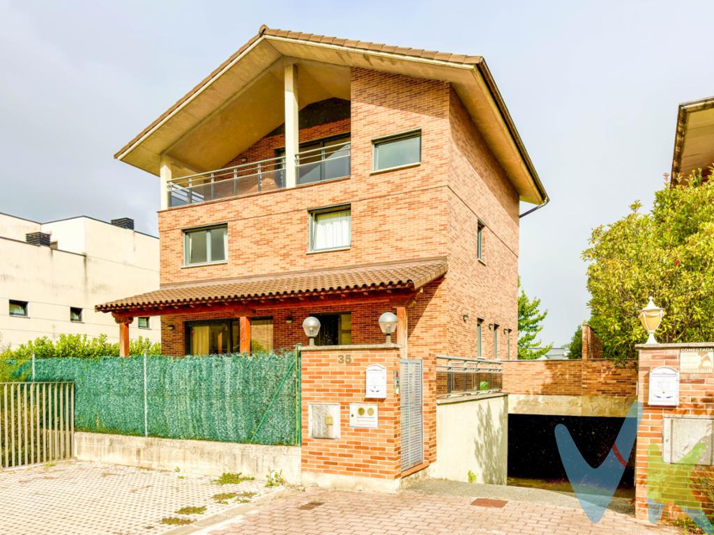 Chalet independiente busca gran familia. En Urbanización Itaroa, perteneciente a Huarte y contigua a Gorráiz, tenemos la oportunidad de ofreceros una casa construida en 2006. Todos los metros que puedas necesitar, en un entorno tranquilo, con naturaleza, servicios, comercio y transporte público.Con una configuración clásica, cubierta a dos aguas y ladrillo caravista, es una unifamiliar que tiene su acceso en Planta Baja, con jardín de césped, porche cubierto, terraza comedor, o rampa directa a garaje en sótano para dos vehículos.Su distribución en Baja es hall, salón comedor con salida a porche, cocina completa con despensa y salida a terraza, habitación para lavado y plancha, aseo de cortesía y escaleras.En Primera planta hay cuatro dormitorios doble y dos baños. El dormitorio principal cuenta con vestidor y baño privado.En Bajocubierta dispone de otra sala de estar abierta a una terraza cubierta, dos dormitorios dobles con balcón, más baño.En planta Semisótano, además del garaje, la vivienda tiene una sala de casi 25m² más un baño completo.Un jardín fácil de mantener, una parcela discreta, de borde de urbanización. Construida con buenas calidades, completamente equipada, caldera recientemente renovada, con armarios empotrados.No tiene competencia en cuanto a precio/m².Ponte en contacto con nosotras, somos arquitectas y también podremos orientarte si planeas algún tipo de renovación.