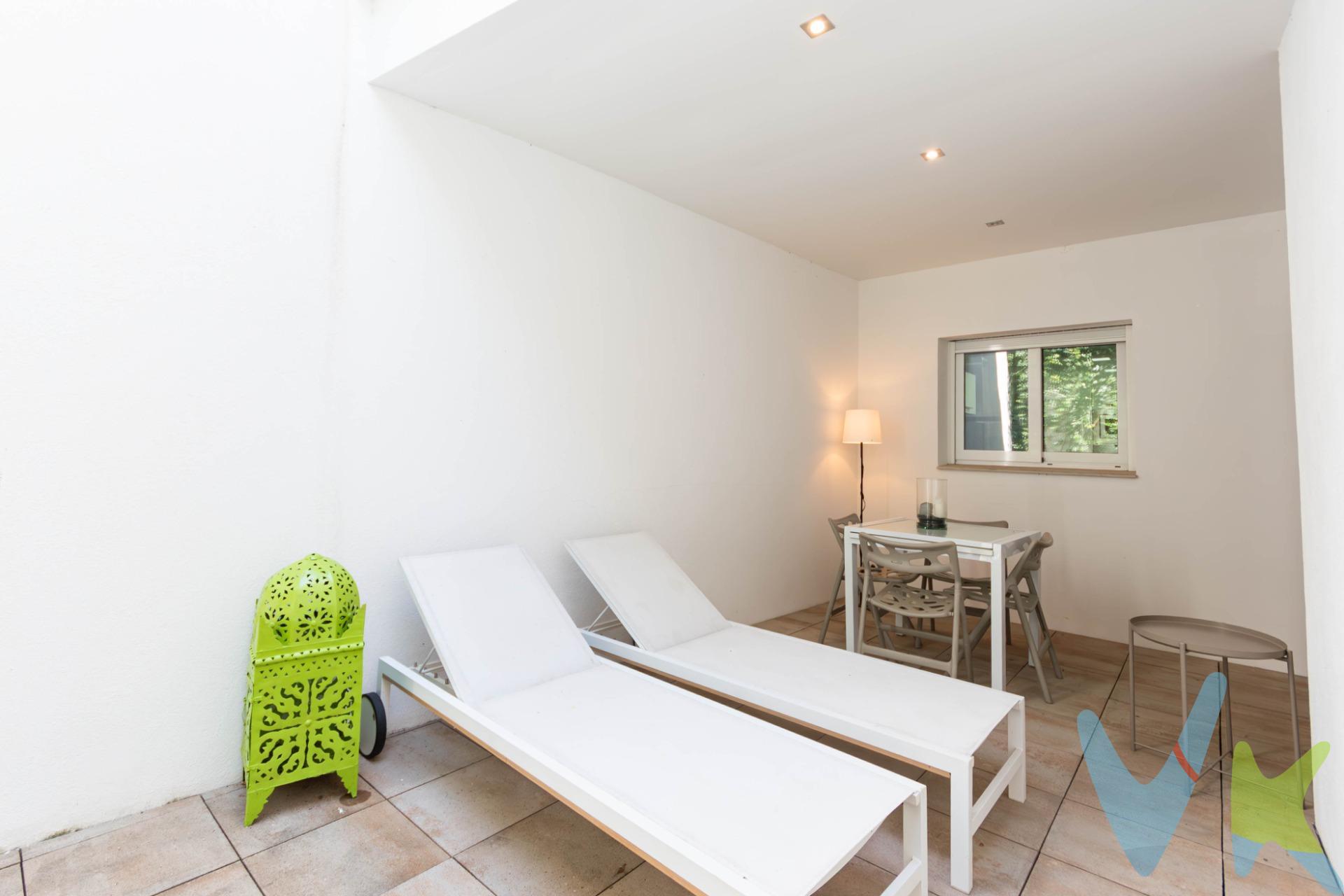 Esta espectacular planta baja, totalmente reformada con acabados de alta calidad, está situada en una de las calles más bonitas, tranquilas y emblemáticas de Sitges, combinando a la perfección confort, funcionalidad y encanto mediterráneo. La vivienda se distribuye de manera práctica y acogedora. Al entrar, encontramos un amplio recibidor con grandes armarios empotrados, ideales para almacenamiento y organización. Dispone de dos dormitorios, uno de ellos en suite con baño completo con bañera, una elegante zona vestidor y un segundo baño con ducha. El amplio salón-comedor tiene salida a un precioso y tranquilo patio interior, perfecto para disfrutar de momentos de relax. La cocina, independiente y moderna, cuenta con un práctico cuarto lavadero. Además, la propiedad incluye una terraza a pie de calle, donde se podría aparcar cómodamente una moto, añadiendo un plus de comodidad. Dispone de sistema de climatización por conductos, que garantiza una temperatura ideal durante todo el año. Ubicada en pleno corazón de Sitges, esta vivienda se encuentra a pocos minutos andando del mar, rodeada de historia, cultura y una vibrante vida social y gastronómica. Sitges es conocida por su calidad de vida, sus playas, su casco antiguo lleno de encanto y su ambiente cosmopolita. Formando parte de la comarca del Garraf, la zona ofrece paisajes espectaculares entre el mar y la montaña, así como una excelente conexión con Barcelona, a tan solo 40 minutos en coche o tren. Además, su cercanía al Aeropuerto Internacional de El Prat, a solo 30 minutos, convierte a esta vivienda en una opción ideal tanto para residencia habitual como para segunda residencia o inversión. Una oportunidad única de vivir con estilo y comodidad en uno de los rincones más especiales de la Costa Mediterránea. La vivienda dispone de licencia turísitca. El precio no incluye impuestos (ITP, IVA y AJD), ni gastos de notario ni registro. El precio no incluye el mobiliario, electrodomésticos y enseres que aparecen en las fotos. Ref: 11314 RM. . 