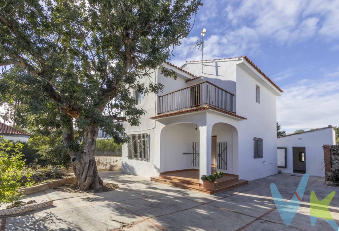 Descubre tu futuro hogar en Bétera: una joya que mezcla confort y eleganciaPresentamos esta espectacular casa en venta, situada en la apacible y cada vez más codiciada localidad de Bétera en la urbanización partida del Brucar. Con un diseño arquitectónico moderno y una ubicación envidiable, esta propiedad es ideal para aquellos que buscan establecer su residencia en un entorno tranquilo sin alejarse demasiado de las comodidades urbanas.Al cruzar el umbral de esta residencia, te recibirán amplios espacios que suman un total de 103 metros construidos, de los cuales 88 metros son útiles para satisfacer todas tus necesidades. Esta casa, edificada en el año 2006, presume de un estado impecable, lo que te permitirá disfrutar de todas sus prestaciones sin preocuparte por renovaciones inmediatas.La distribución interior ha sido cuidadosamente planeada. Cuenta con 3 habitaciones que ofrecen un sinfín de posibilidades para toda la familia, un amplio salón comedor con chimenea, y un baño completa para dar servicio a la casa. Cocina independiente para actualizar, pero con un sin fin de posibilidades,Completando las características que hacen de esta casa un verdadero hogar, encontrarás dos prácticos trasteros. Este espacio se convierte en la solución perfecta para mantener el orden y disponer de un área donde almacenar aquellos objetos que no necesitas en el día a día.El exterior no se queda atrás en comodidades y atractivos. Un punto destacado es la piscina, un oasis privado donde podrás disfrutar de refrescantes chapuzones en verano o momentos de relajación bajo el sol. Ideal para reuniones familiares o con amigos, creando recuerdos inolvidables en un entorno cuidado al detalle. Además esta vivienda tiene un plus ya que entrando en la zona de recreo encontraras una casa de madera, con un gran potencial. Esta casa de madera completamente equipada con un gran porche, entrarás el  comedor- salón equipado  con aire acondicionado,  cuarto de baño,  2 habitaciones dobles y  cocina con salida a la parcela donde encontraras una zona de descanso con unas coquetas hamacas y una piscina toy. Dos espacios en la misma parcela totalmente diferentes, todo un lujo si quieres recibir a invitados y que disfruten durante periodos estivales, o incluso si eres una familia con hijos que puedan tener su espacio totalmente privado y seguro, ya que no salen de la parcela.Bétera es una localidad que no deja de crecer en popularidad, gracias a su excelente conexión con las principales ciudades cercanas y a su completa oferta de servicios, que incluye centros educativos, supermercados, y opciones de ocio. Esta casa no solo representa una oportunidad de tener un hogar excelente, sino también una inversión en calidad de vida.Pensada para quienes valoran la combinación entre confort y funcionalidad, esta vivienda destaca como opción inmejorable para establecer tu próximo hogar. Cada rincón de esta propiedad ha sido diseñado para proporcionarte la máxima comodidad, adoptando un estilo de vida moderno.Si estás en busca de un entorno sereno, sin renunciar a las ventajas urbanas, te animamos a venir a visitarla. Descubre de primera mano todos los detalles y posibilidades que esta casa en Bétera tiene para ofrecerte. No pierdas la oportunidad de conocer personalmente lo que podría ser tu futuro hogar. ¡Contáctanos para programar una visita y enamórate de una residencia que supera expectativas!El precio no incluye lo siguiente: Honorarios de la agencia inmobiliaria, impuestos (IVA, ITP) y otros gastos de la Compraventa (notaria, gestoría y registro).