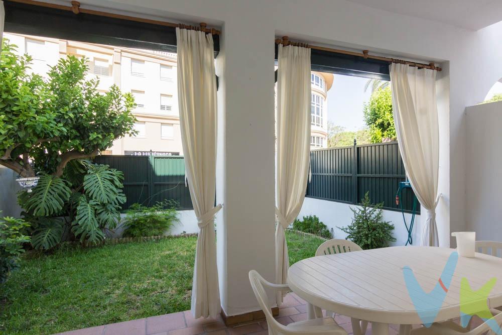 Ubicada en una pequeña y exclusiva urbanización de tan solo cuatro vecinos, esta casa destaca por su amplitud, privacidad y magníficos espacios exteriores, ideales para disfrutar en familia. La vivienda se distribuye en dos plantas. En la planta baja encontramos un acogedor vestíbulo con arranque de escalera, un luminoso salón-comedor con salida directa a un agradable porche de dieciocho metros y a un jardín privado de 23 m², perfecto para reuniones, comidas al aire libre o momentos de relax. La cocina cuenta además con un práctico patio de 14 m², aportando luz y ventilación natural. En esta planta también dispone de una sala de estar que puede utilizarse como dormitorio adicional, así como un aseo. En la planta alta, un distribuidor da acceso a cuatro dormitorios y dos baños completos, uno de ellos integrado en el dormitorio principal, que además disfruta de salida a una agradable terraza. Como valor añadido, la vivienda incluye plaza de garaje en el precio, una comodidad imprescindible en la zona. Una oportunidad ideal para quienes buscan una vivienda espaciosa, con zonas exteriores y ubicada en un entorno tranquilo y muy bien comunicado, cerca de todos los servicios y en una de las áreas con mayor demanda del mercado. Operación sujeta a ITP, cuyo tipo general es del 7% respecto al precio de venta, pero que en casos especiales se puede ver reducido al 6% o 3,5% en virtud de lo dispuesto en el Ley 5/2021, de 20 de octubre, de Tributos Cedidos de la Comunidad Autónoma de Andalucía. El comprador, en caso de que querer adquirir la vivienda a través de la agencia, deberá abonar a ésta unos honorarios que ascienden al 3% del precio de la compraventa, más IVA del 21%. Los gastos aproximados de Notaría y Registro se cifran entre 800.-€ y 1.000.-€, el importe exacto dependerá del precio final de la compraventa, número de copias de la escritura, número de páginas de la escritura, complejidad, etc., en virtud de lo dispuesto en el Anexo I del Real Decreto 1426/1989, por el que se aprueba el arancel general de Notaría, y el Anexo I del Real Decreto 1427/1989, por el que se aprueba el arancel de los Registradores de la Propiedad. En caso de necesidad de financiación bancaria para la compra, los gastos de la misma deberán ser obtenidos de la entidad bancaria que vaya a financiar la operación. Se hace constar que la agencia efectúa una labor de intermediación, y que las condiciones finales de la compraventa quedan sujetas a la aceptación expresa de la parte vendedora y a la ulterior formalización del contrato . 