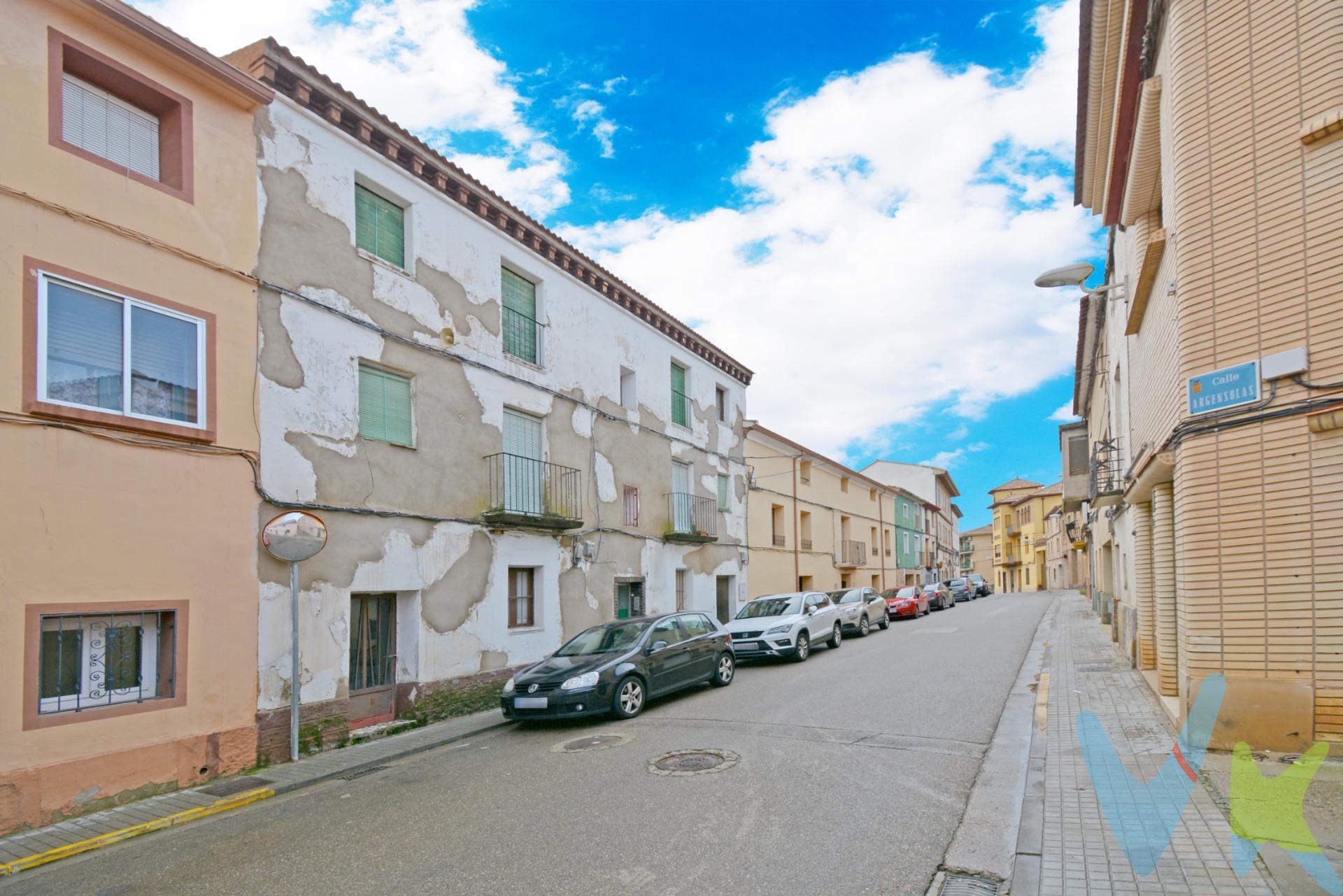 CASA DE 3 PLANTAS EN GALLUR CON CORRAL ((MUCHAS POSIBILIDADES)) - C/ RAMON Y CAJAL. Casa con corral de 324 m² de superficie construida y 292 m² de superficie útil. 120 m² de suelo. Distribuida en planta baja y dos pisos. . Planta baja (local), divido en dos partes de 34.34 m² y 25.84 m². Además cuenta con un corral de 40.93 m². . La primera planta tiene 98.35 m² de superficie útil distribuidos en 4 dormitorios, salón, cocina, despensa, baño, trastero y terraza. Suelos de baldosa, puertas y ventanas de madera. La segunda planta se divide en dos estancias de 54.57 m² y 36.38 m², que hacen un total de 91.25 m² útiles. Se distribuye en 6 dormitorios, 2 salones , cocina y terraza. Suelos de baldosa, puertas y ventanas de madera. Si estas buscando vivienda en uno de los pueblos más históricos de  La Ribera Alta del Ebro, no dudes en valorar esta estupenda casa y sus opciones de reforma. Este pueblo cuenta con parada de tren, además de autobuses a varias poblaciones cercanas de las Cinco Villas. Hay centro de salud, colegio y comercios de todo tipo. . No te pierdas nuestro reportaje fotográfico y el tour 360º que tenemos preparado para ti. Y SI QUIERES ASESORAMIENTO FINANCIERO SIN COMPROMISO, CONSULTA CON NOSOTROS. BUSCAMOS SOLUCIONES🏡,. ENCONTRAMOS HOGARES💙. . 