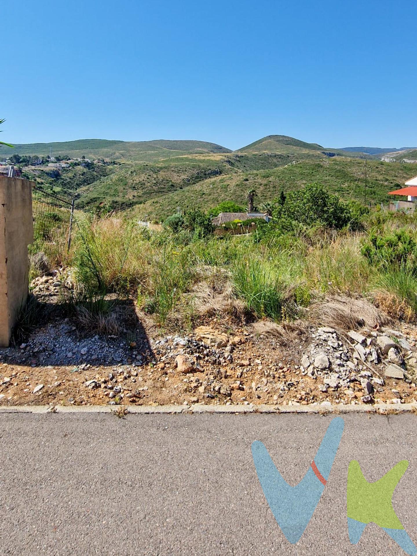 Terreno Urbanizable en Altury (Turís) – 1.356 m² rodeado de naturaleza. ¿Buscas el lugar perfecto para construir la casa de tus sueños? Este terreno de 1.356 m², ubicado en la urbanización Altury (Turís), es justo lo que necesitas. Situado en una zona tranquila y rodeada de naturaleza, disfrutarás de la paz del entorno sin renunciar a la comodidad de estar bien comunicado: parada de autobús justo enfrente del terreno. La parcela es urbanizable, con un desnivel ideal para diseñar una vivienda única y con vistas. Su ubicación es inmejorable, dentro de una urbanización consolidada y con acceso cómodo desde Valencia. Ideal tanto para primera como segunda residencia. ¡No dejes pasar esta oportunidad de invertir en calidad de vida!. La descripción del presente inmueble e imágenes tienen mero carácter informativo y en ningún caso carácter contractual, pudiendo ser modificados por la inmobiliaria comercializadora sin que ello implique responsabilidad alguna frente a terceros. En el precio de venta a público, esta propiedad NO incluye los gastos de adquisición (Notario, registro, gestión, honorarios, etc…). 