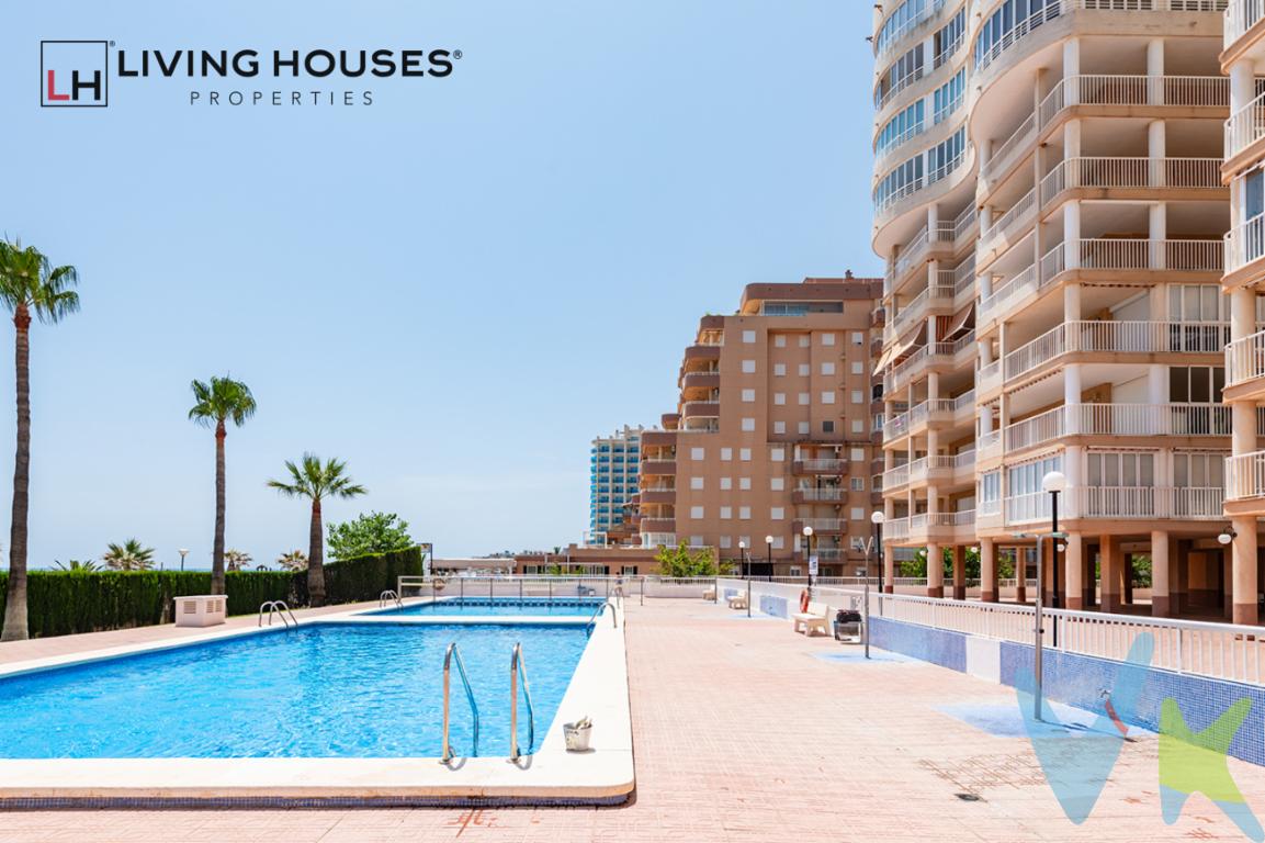  Presentamos una excelente oportunidad de adquirir un hermoso piso en venta situado en la codiciada zona de Playa Morro de Gos, en Oropesa del Mar-Orpesa. Este inmueble es ideal para quienes buscan un espacio acogedor cerca del mar, con todas las comodidades necesarias al alcance de la mano. Este piso, ubicado en la planta 01 de un edificio construido en 2002, ofrece la combinación perfecta de confort y accesibilidad.Con un área útil de 81 metros cuadrados y un total de 96 metros construidos, el piso proporciona un espacio óptimo para la vida diaria. La distribución incluye dos acogedoras habitaciones, perfectas para el descanso y la intimidad que necesitan sus habitantes. El amplio salón es ideal para reuniones familiares o para disfrutar de un momento de tranquilidad. La cocina, completamente amueblada y equipada con electrodomésticos de primera calidad, facilita la preparación de sus platos favoritos en un entorno moderno y funcional.Disfrute de los días soleados en la espaciosa terraza privada, un lugar perfecto para relajarse al aire libre o compartir una comida al fresco. El edificio cuenta con un ascensor que garantiza un fácil acceso a todas las plantas, mejorando así la comodidad diaria.El inmueble ha sido completamente amueblado, lo que le permite disfrutar de un hogar cálido y acogedor desde el primer día. La decoración y los muebles han sido elegidos con buen gusto, asegurando que cada rincón del piso sea funcional y estéticamente agradable.Para aquellos que valoran el almacenamiento adicional, este piso incluye un trastero privado, proporcionando espacio más que suficiente para guardar artículos estacionales o personales. Además, los residentes tendrán acceso a una magnífica piscina comunitaria, ideal para los días calurosos donde se desea un refrescante chapuzón.La ubicación del piso es simplemente inmejorable, especialmente para aquellos que valoran el acceso a diversos medios de transporte. Con una estación de tren y paradas de autobús cerca, desplazarse por la región es simple y eficiente, conectándolo con facilidad a las principales áreas urbanas y a las maravillosas playas cercanas.Por todas estas razones, este piso es una opción inmejorable tanto para quienes buscan una residencia permanente como para aquellos interesados en invertir en una propiedad de vacaciones. La comunidad que rodea al edificio es amigable y tranquila, proporcionando un entorno seguro y agradable para vivir.No deje pasar esta oportunidad única de visitar un piso que combina ubicación privilegiada, amplios espacios y comodidades modernas. Este inmueble singular está esperando convertirse en el hogar de sus sueños o en esa inversión que tanto ha buscado. Los interesados están invitados a programar una visita y descubrir por sí mismos todo lo que esta propiedad tiene para ofrecer. Su nuevo hogar junto al mar en Oropesa del Mar-Orpesa le espera con los brazos abiertos. --------------------------------------Agencia inmobiliaria en Oropesa del mar si quieres comprar o vender casas pisos o locales en la comunidad Valenciana con oficina en Oropesa del Mar, Castellón. Para mayor seguridad en la compraventa, todas nuestras viviendas poseen FICHA DE CERTIFICACIÓN DE INMUEBLES registrada por la Asociación de Inmobiliarias de la Comunidad Valenciana ASICVAL. Antes de comprar o de entregar las arras, pida el Certificado de la vivienda para estar seguro y tranquilo sobre la situación legal, urbanística y de cargas de la misma. Los impuestos, gastos de notaría y registro no están incluidos en el precio de venta. 