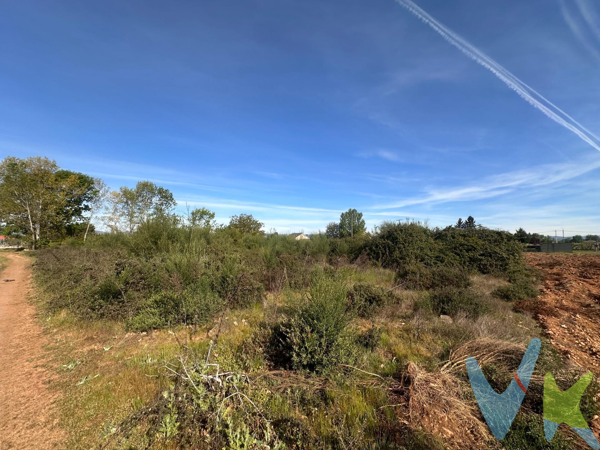 Terreno rústico en la localidad de Camponaraya, específicamente en la zona conocida como Las Chanas. Este terreno rural se ofrece a un atractivo precio de venta y presenta amplias posibilidades para aquellos interesados en desarrollar proyectos agrícolas o simplemente disfrutar del entorno natural que lo rodea. Con una superficie de 220m2, el espacio está destinado al uso agrícola con potencial para labranza bajo regadío. Su ubicación privilegiada a escasos metros de la N-VI y cerca del Canal Bajo del Bierzo facilita el acceso y garantiza recursos hídricos abundantes, ideales para cualquier actividad agraria o recreativa que desees emprender. Aprovecha esta ocasión única y establece tu propio oasis rural.